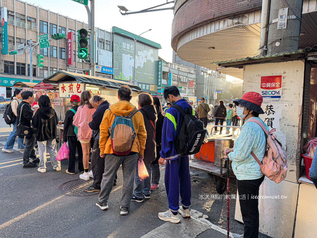華榮街水煎包攤車｜士林捷運附近必吃美食，高麗菜水煎包菜單價格 @冰淇淋貓的軟爛生活