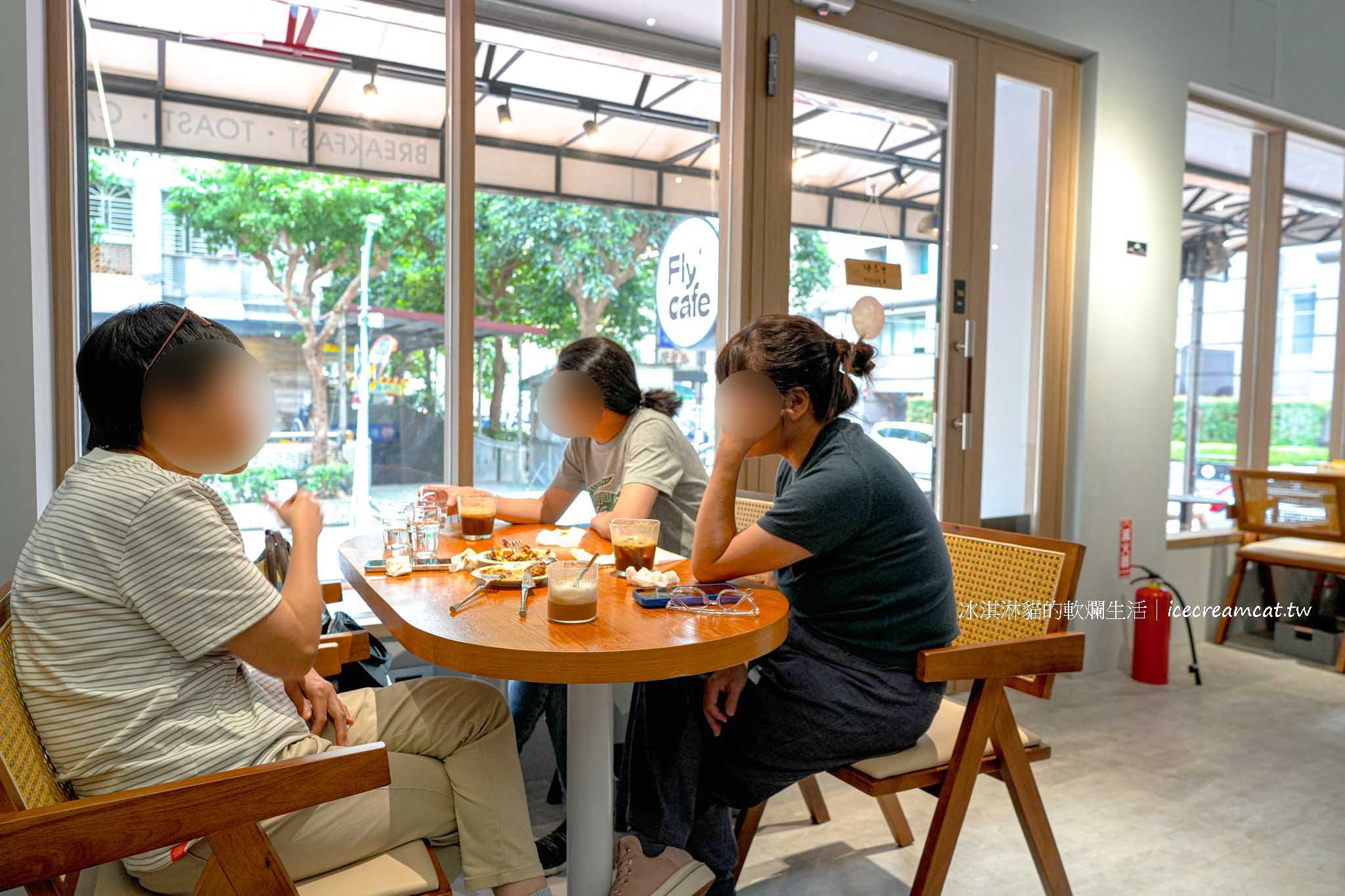 Fly Cafe 敦北店｜蒼蠅哥肉桂捲新址，小巨蛋附近台北松山咖啡廳推薦 @冰淇淋貓的軟爛生活