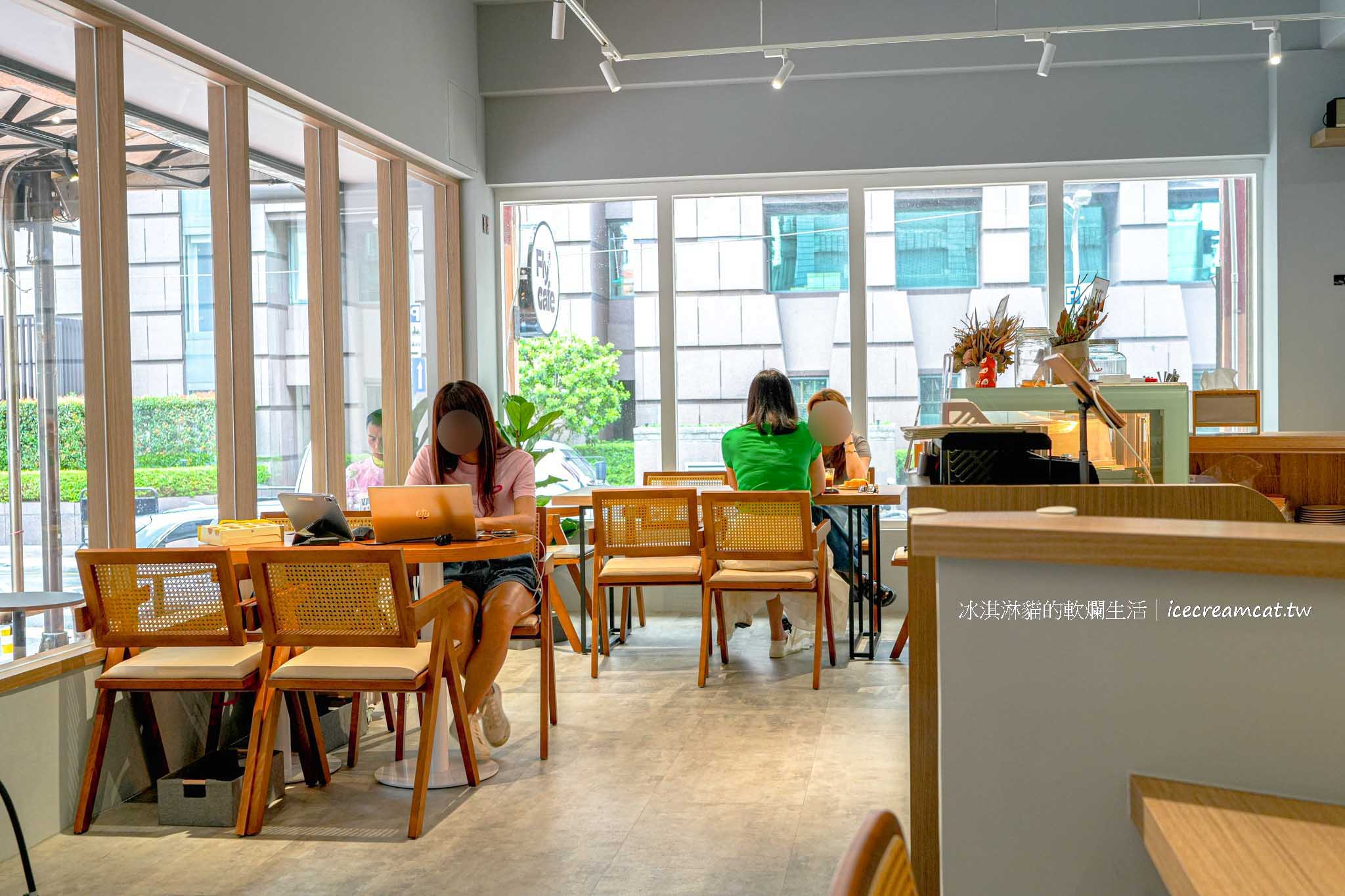 Fly Cafe 敦北店｜蒼蠅哥肉桂捲新址，小巨蛋附近台北松山咖啡廳推薦 @冰淇淋貓的軟爛生活