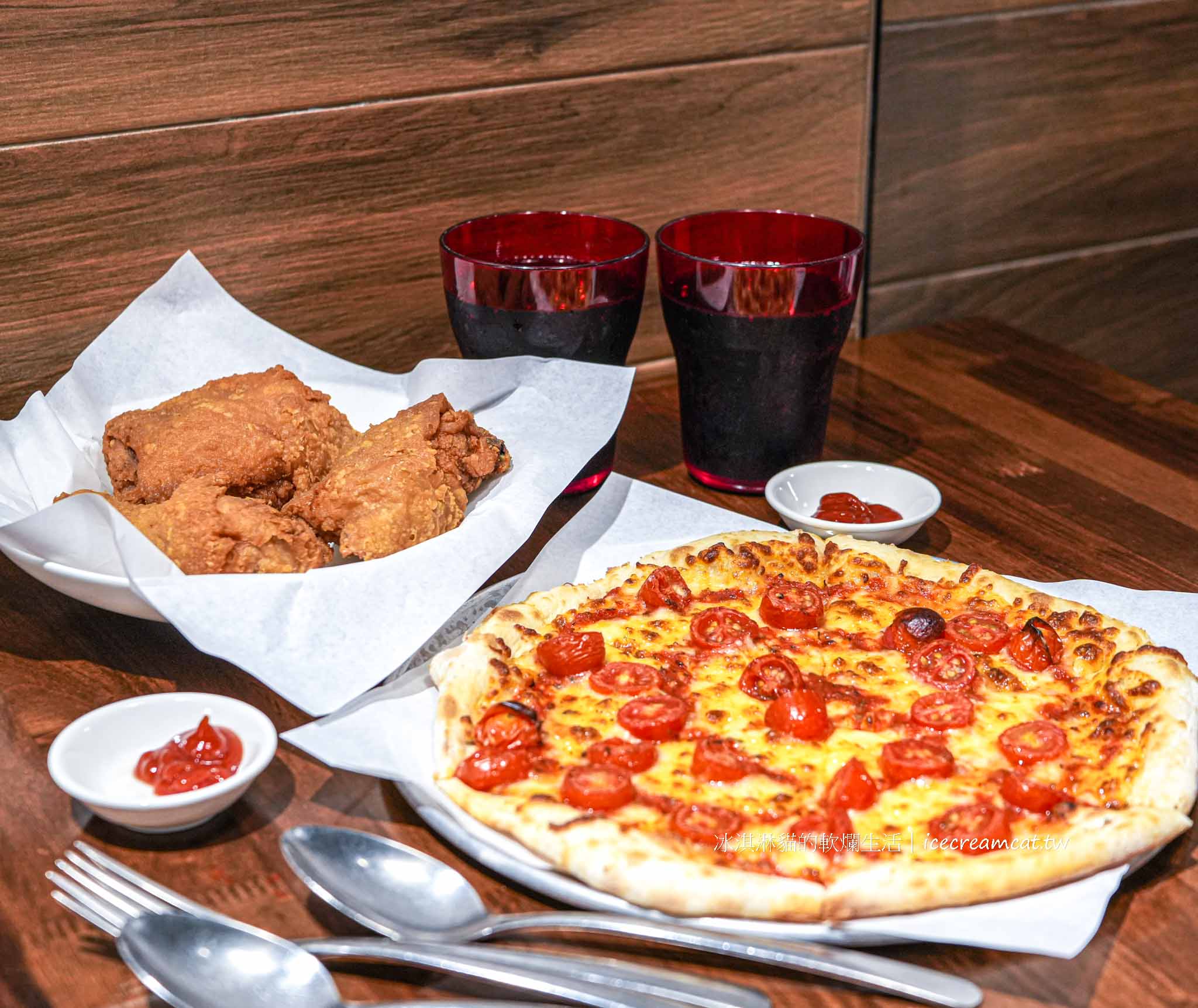 Pino Pizza｜天母最好吃的炸雞，捷運芝山站美食，被網友稱為「被披薩耽誤的炸雞店」 @冰淇淋貓的軟爛生活