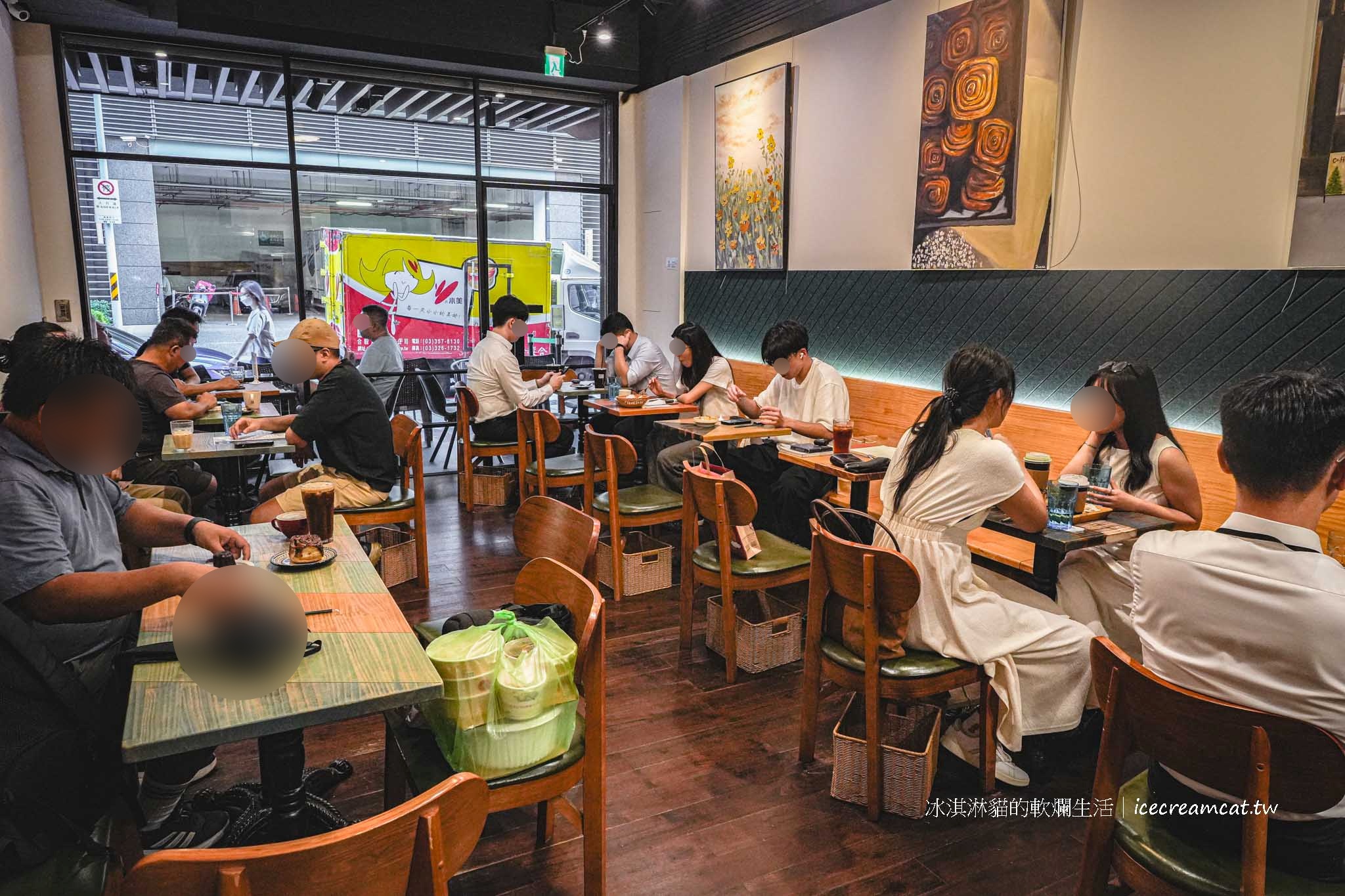 台北車站咖啡廳｜Twin Brothers Coffee 雙胞胎咖啡 必點肉桂捲、可麗露好評 @冰淇淋貓的軟爛生活