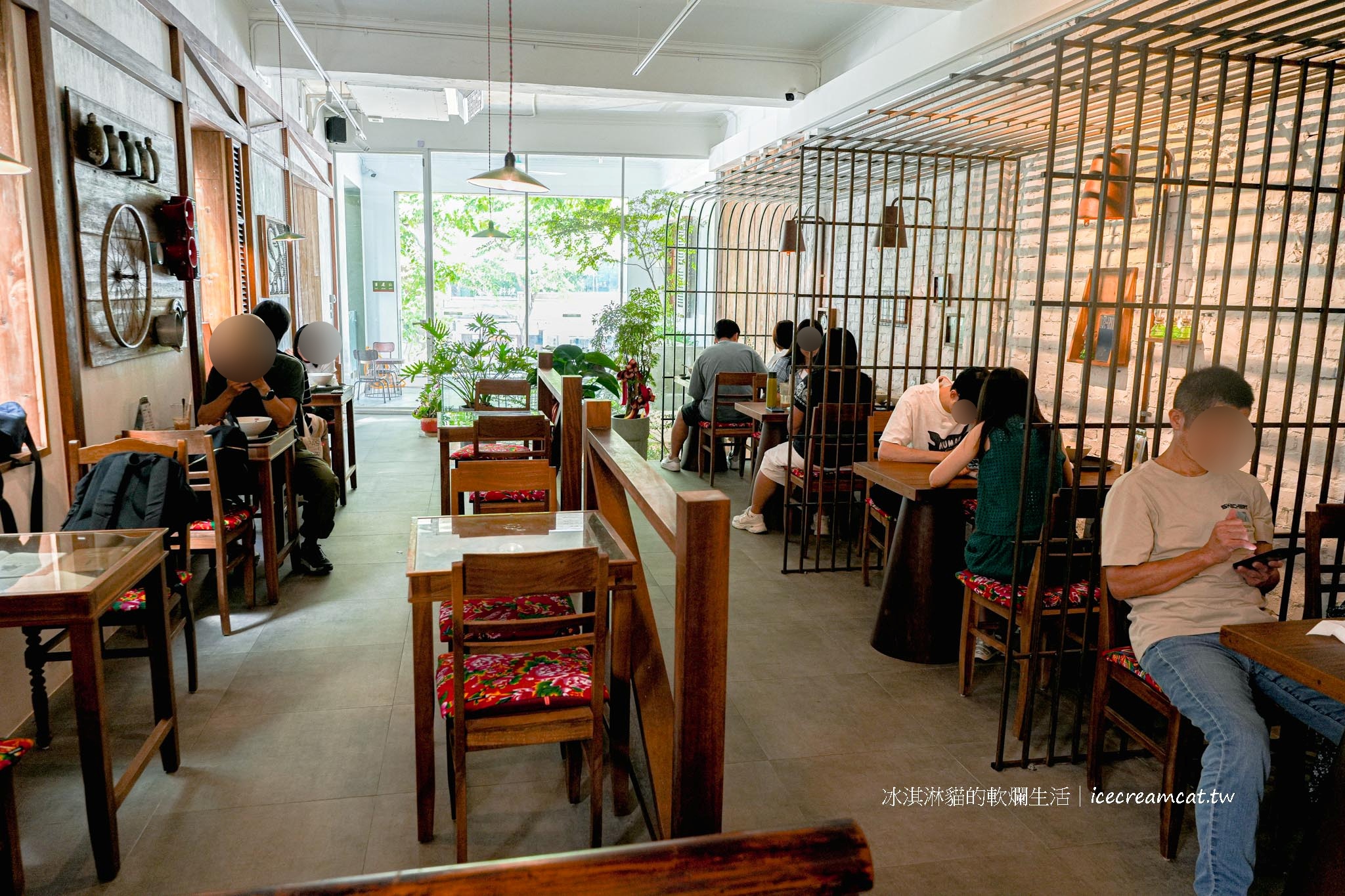 【台北松山美食】Cộng Cà Phê 共咖啡 光復南店，無限時越南咖啡廳推薦及牛肉河粉 @冰淇淋貓的軟爛生活
