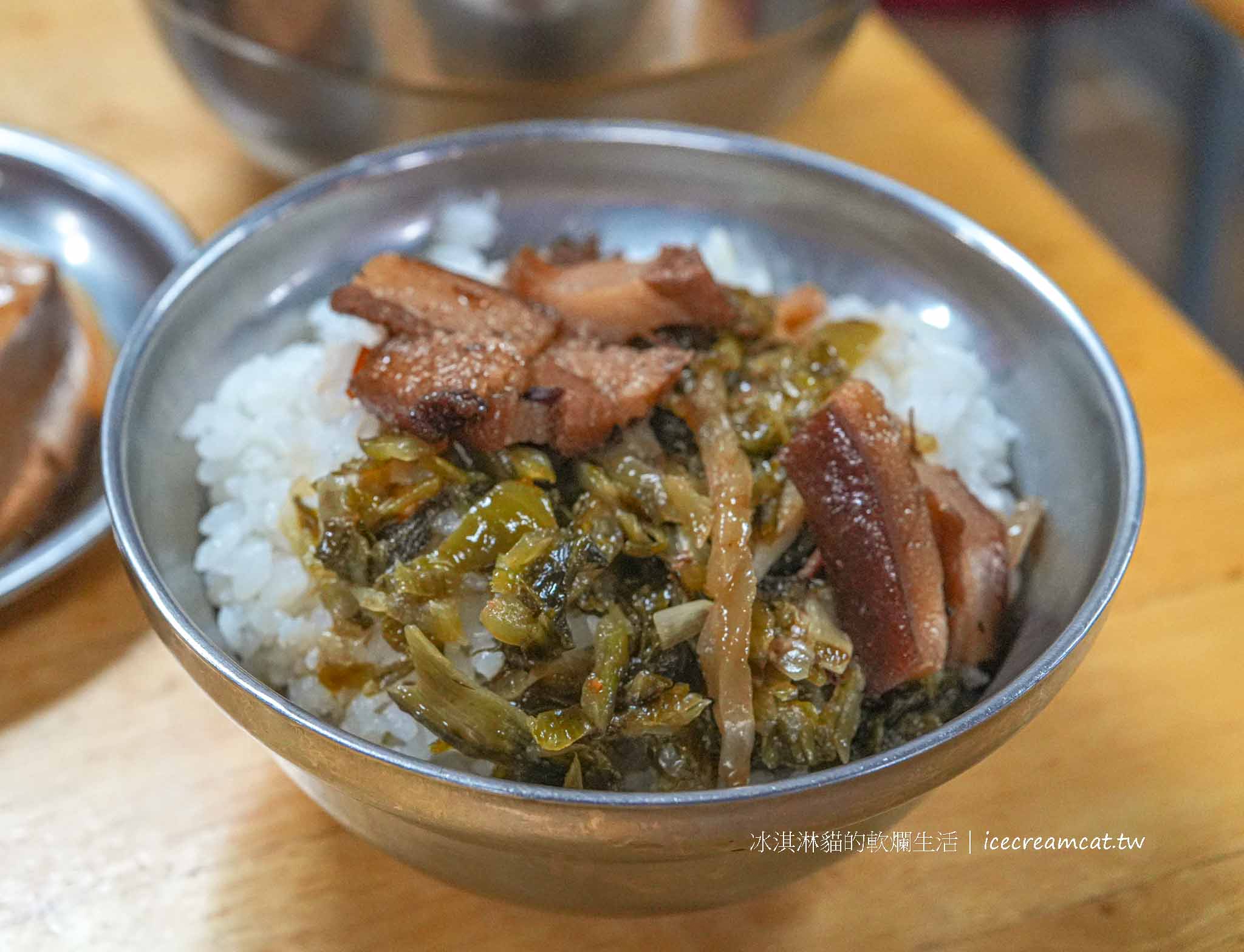 【北投美食】黃家酸菜滷肉飯｜北投中繼市場必吃小吃酸菜滷肉飯 @冰淇淋貓的軟爛生活