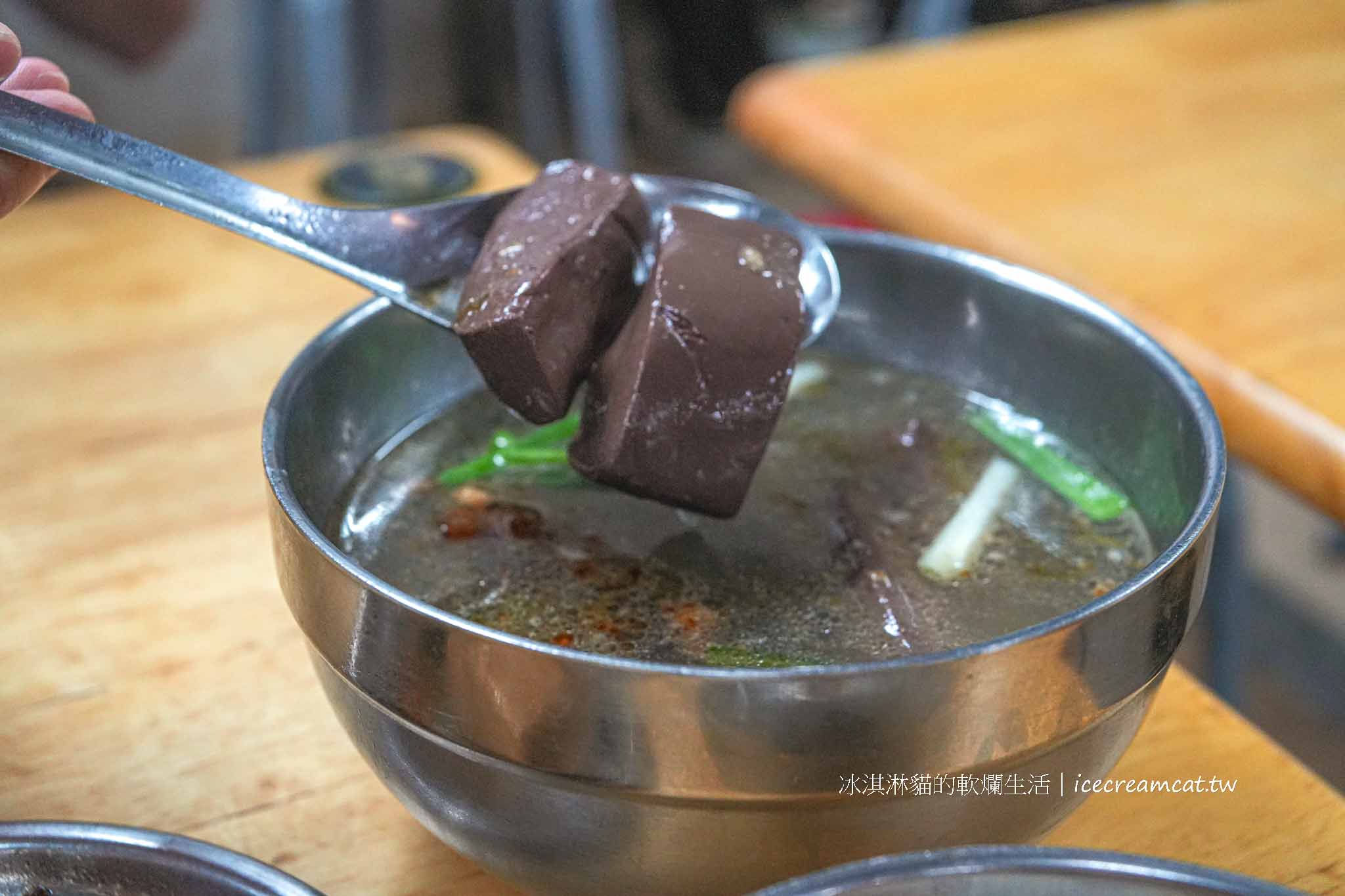 【北投美食】黃家酸菜滷肉飯｜北投中繼市場必吃小吃酸菜滷肉飯 @冰淇淋貓的軟爛生活