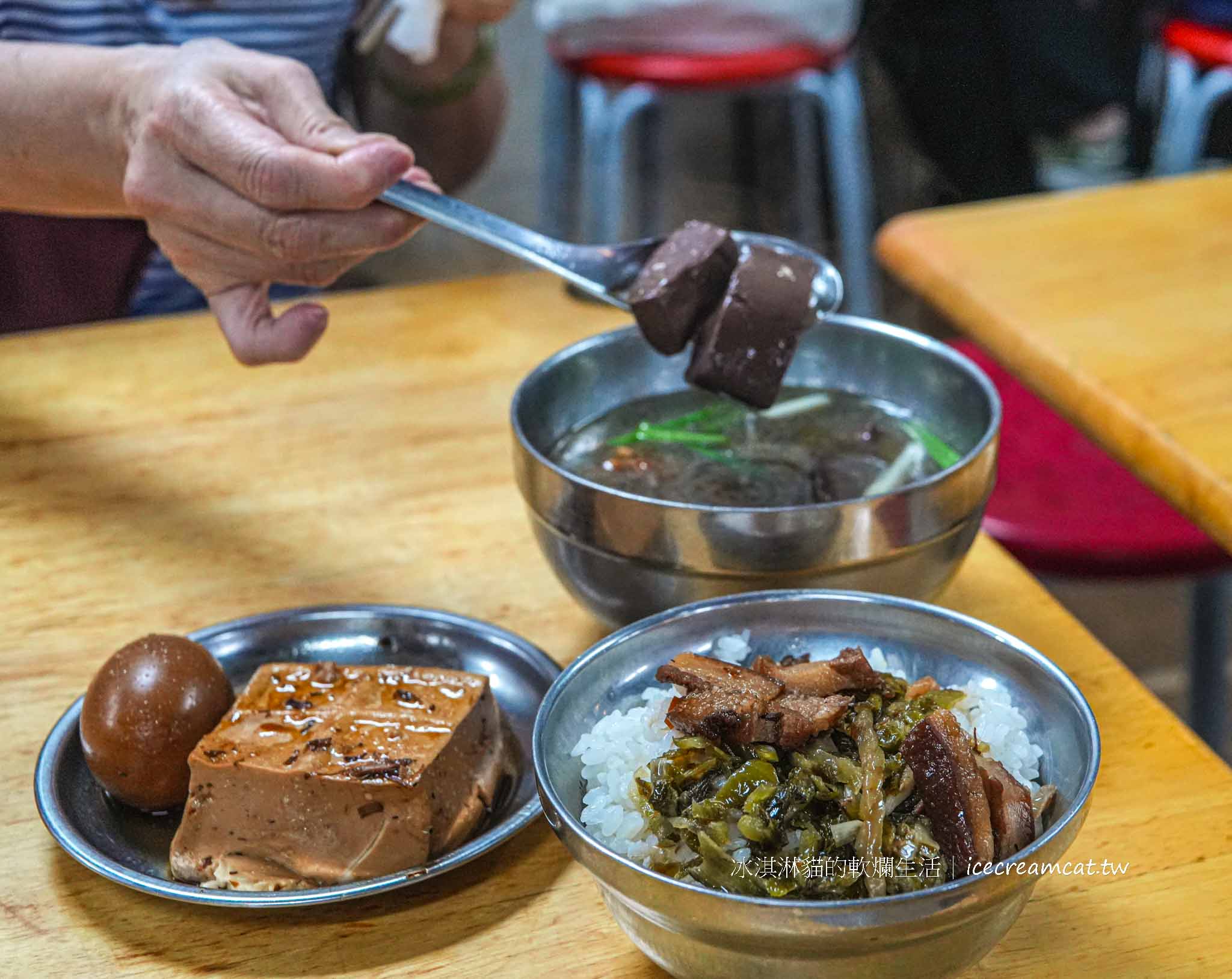 【北投美食】黃家酸菜滷肉飯｜北投中繼市場必吃小吃酸菜滷肉飯 @冰淇淋貓的軟爛生活