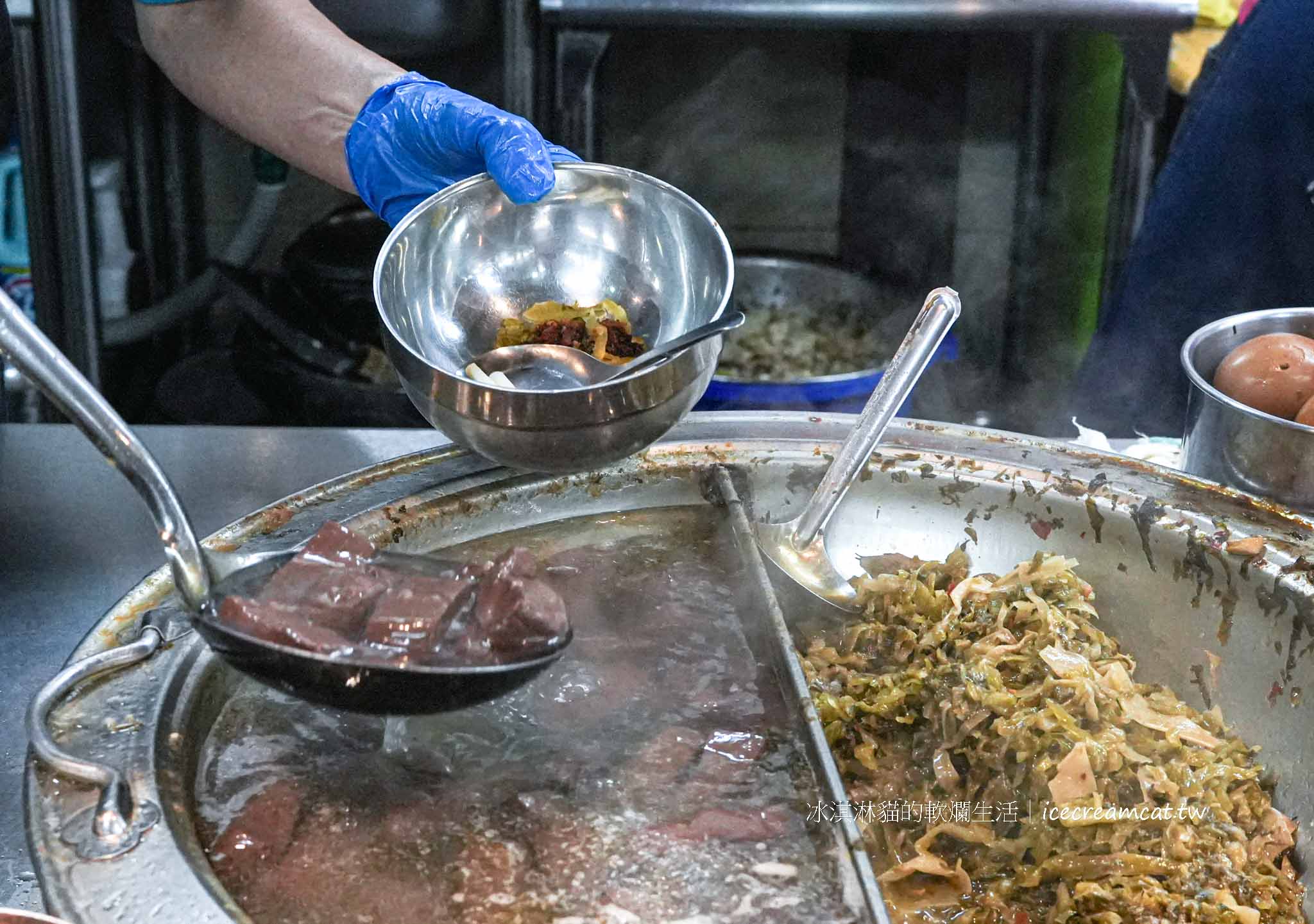 【北投美食】黃家酸菜滷肉飯｜北投中繼市場必吃小吃酸菜滷肉飯 @冰淇淋貓的軟爛生活