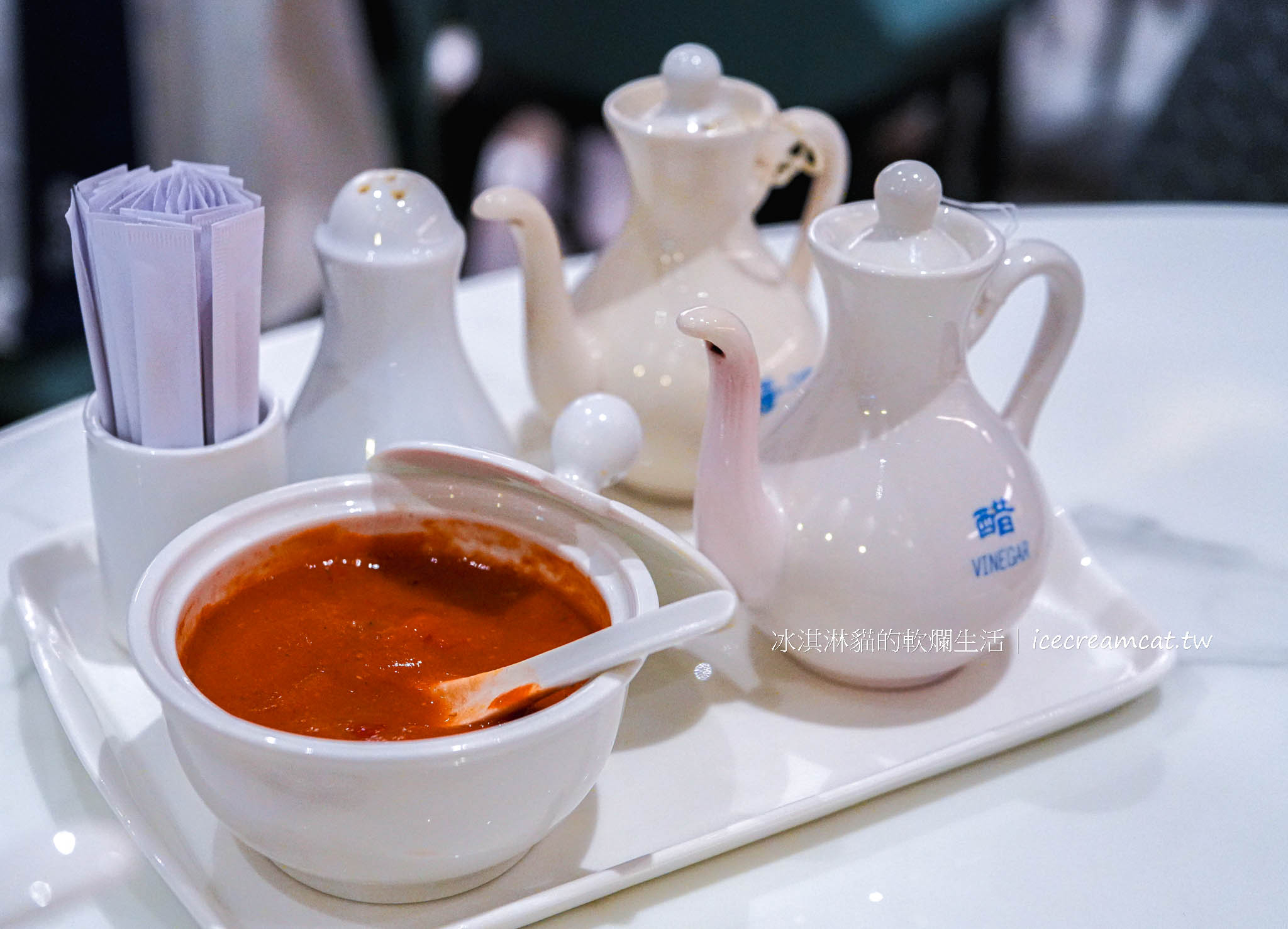 【香港銅鑼灣美食】何洪記粥麵專家米其林一星餐廳，蔡瀾讚為香港最好吃的乾炒牛河，菜單必吃及第粥 @冰淇淋貓的軟爛生活