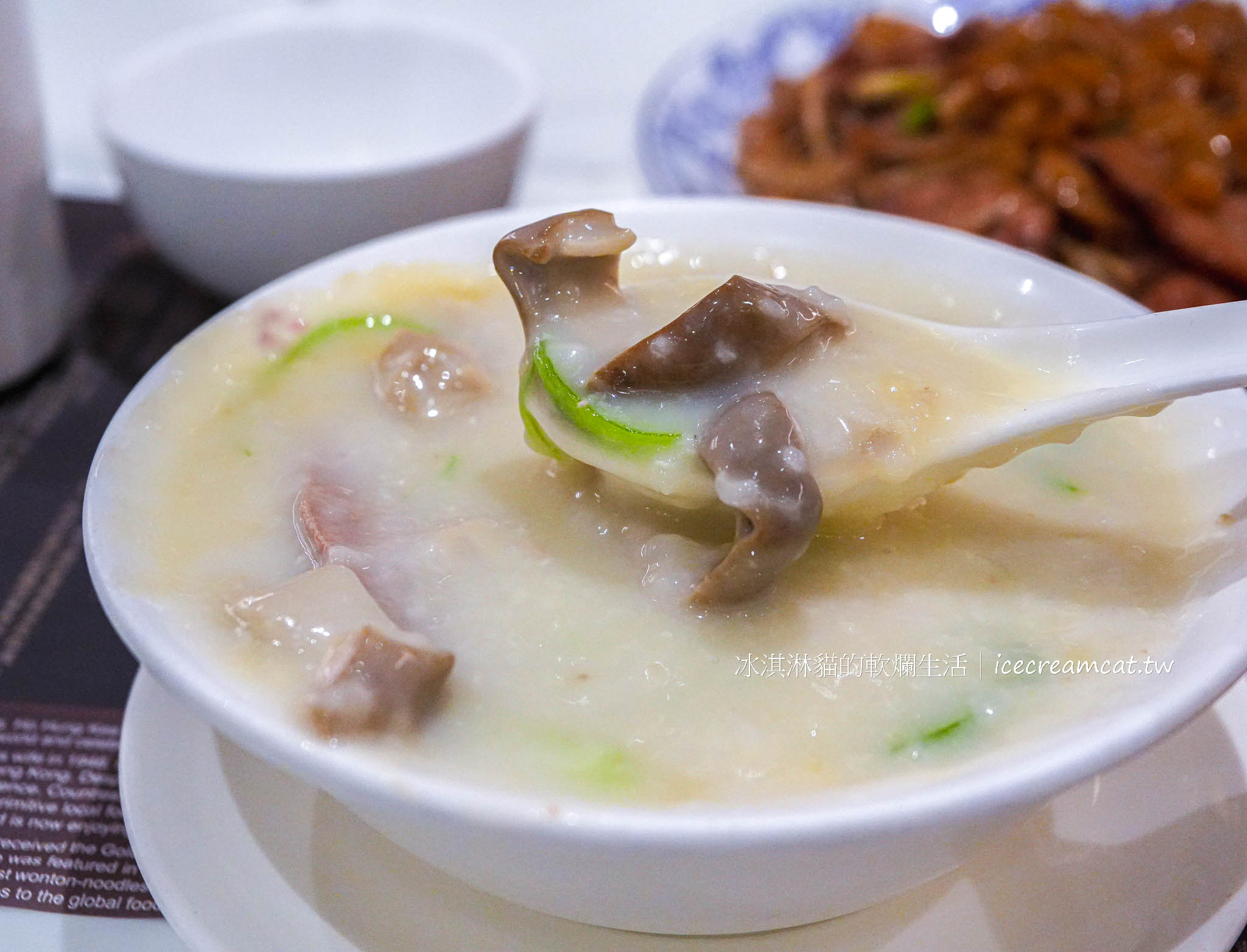 【香港銅鑼灣美食】何洪記粥麵專家米其林一星餐廳，蔡瀾讚為香港最好吃的乾炒牛河，菜單必吃及第粥 @冰淇淋貓的軟爛生活