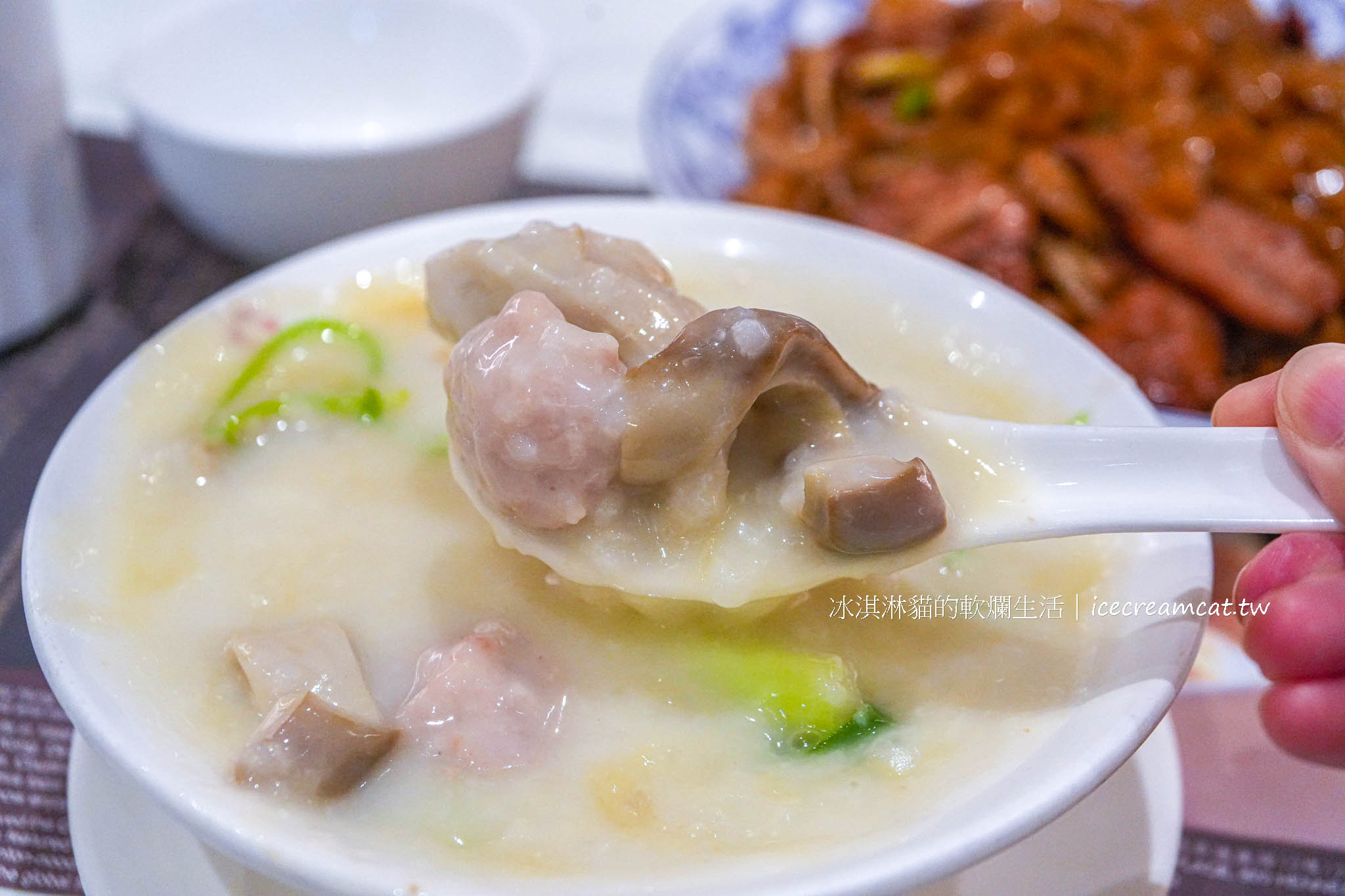 【香港銅鑼灣美食】何洪記粥麵專家米其林一星餐廳，蔡瀾讚為香港最好吃的乾炒牛河，菜單必吃及第粥 @冰淇淋貓的軟爛生活