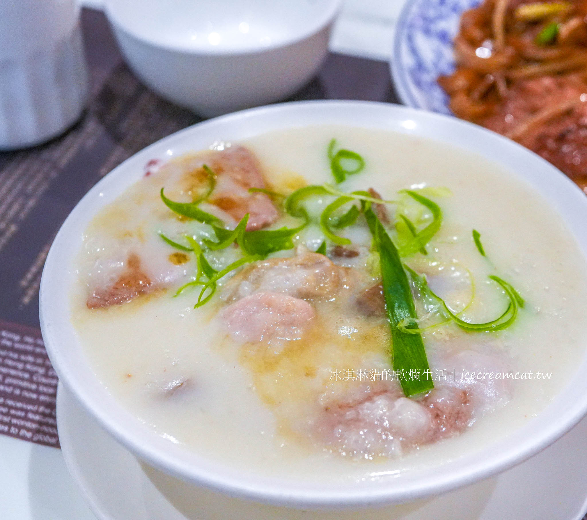 【香港銅鑼灣美食】何洪記粥麵專家米其林一星餐廳，蔡瀾讚為香港最好吃的乾炒牛河，菜單必吃及第粥 @冰淇淋貓的軟爛生活