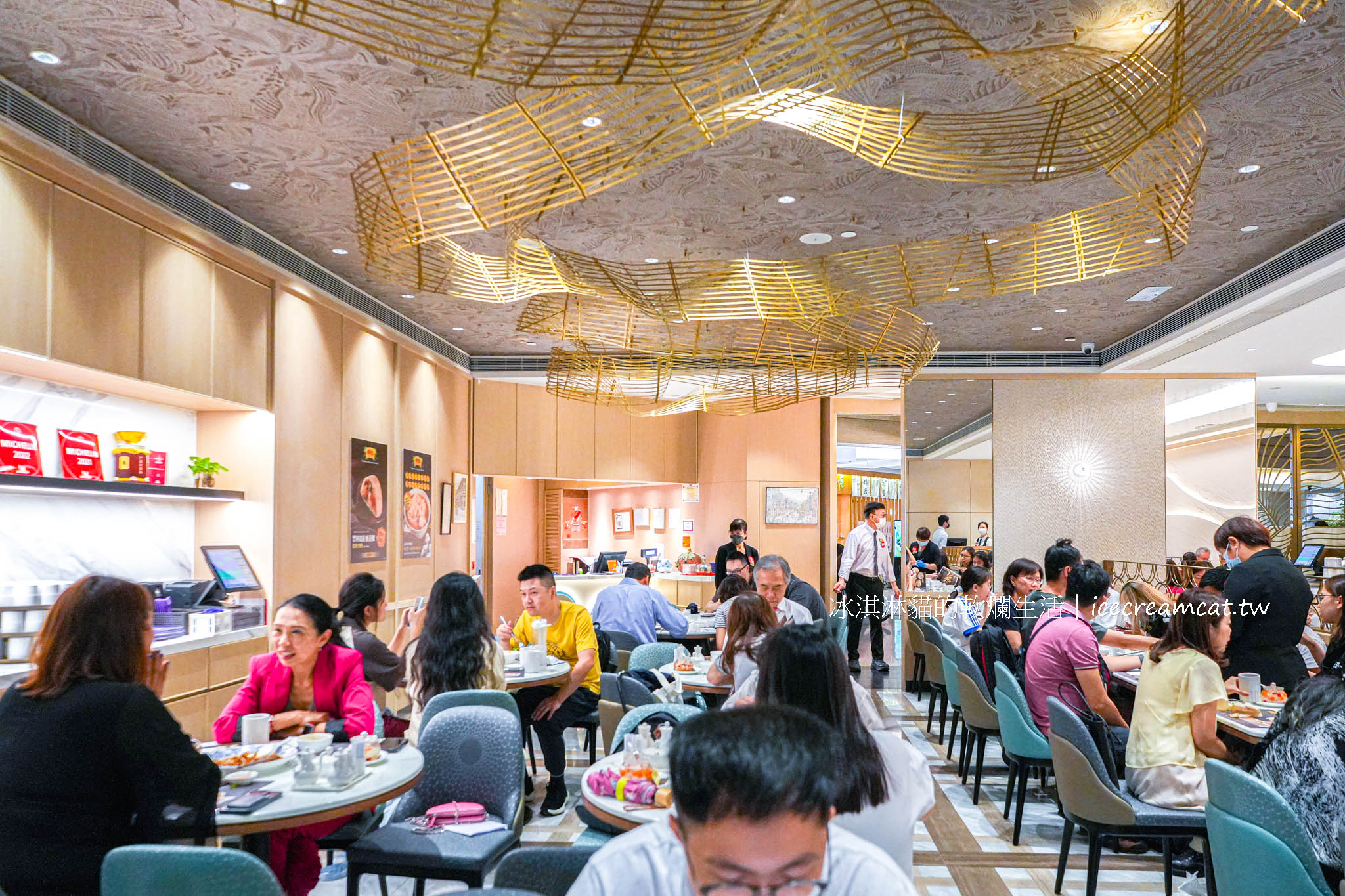【香港銅鑼灣美食】何洪記粥麵專家米其林一星餐廳，蔡瀾讚為香港最好吃的乾炒牛河，菜單必吃及第粥 @冰淇淋貓的軟爛生活