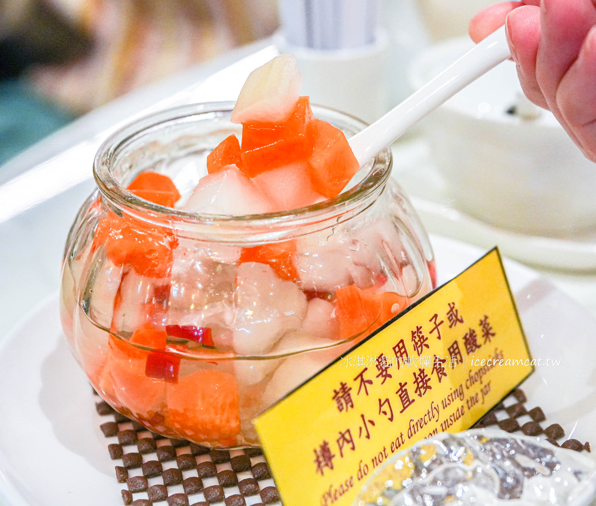 【香港銅鑼灣美食】何洪記粥麵專家米其林一星餐廳，蔡瀾讚為香港最好吃的乾炒牛河，菜單必吃及第粥 @冰淇淋貓的軟爛生活