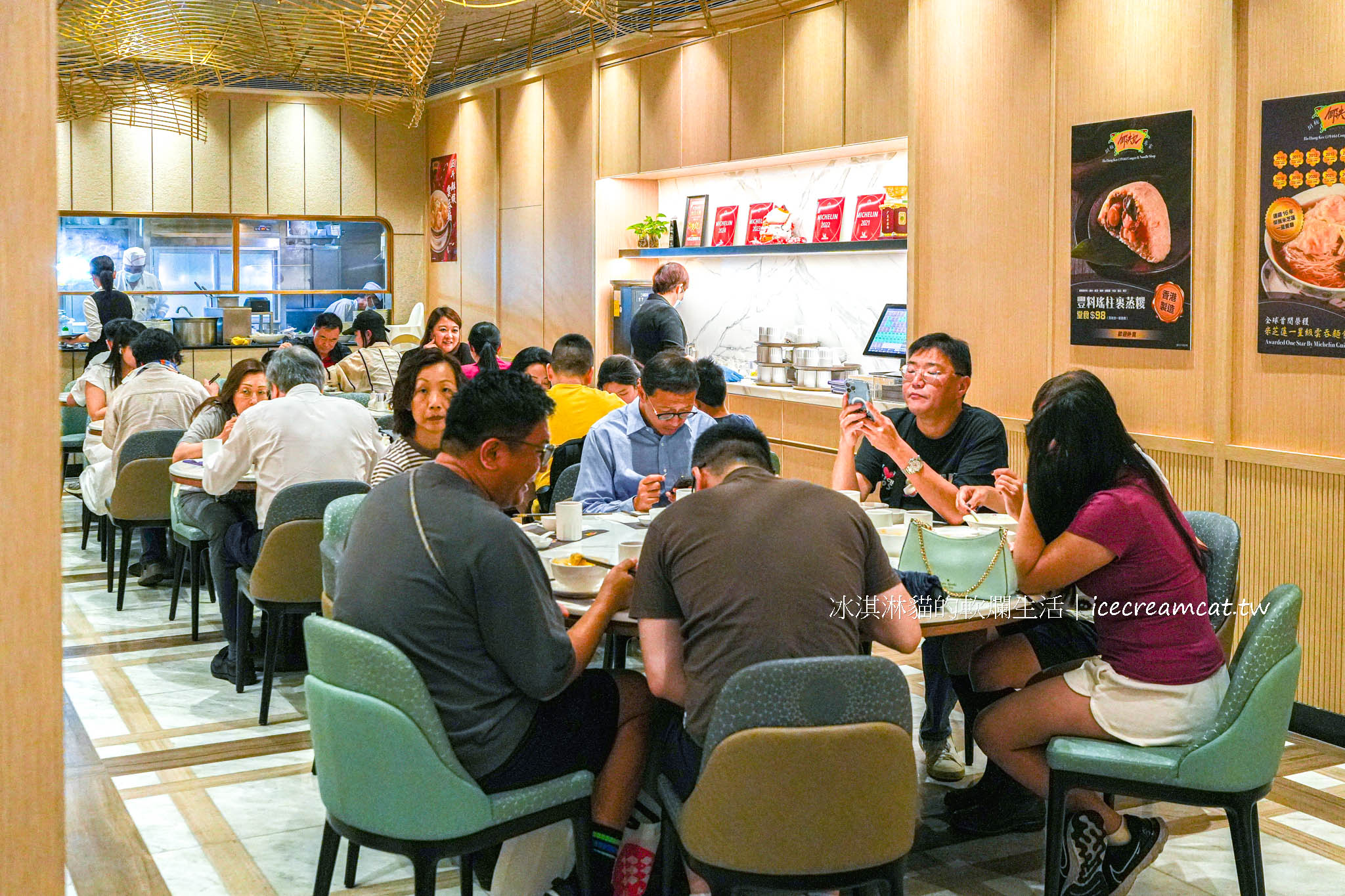 【香港銅鑼灣美食】何洪記粥麵專家米其林一星餐廳，蔡瀾讚為香港最好吃的乾炒牛河，菜單必吃及第粥 @冰淇淋貓的軟爛生活