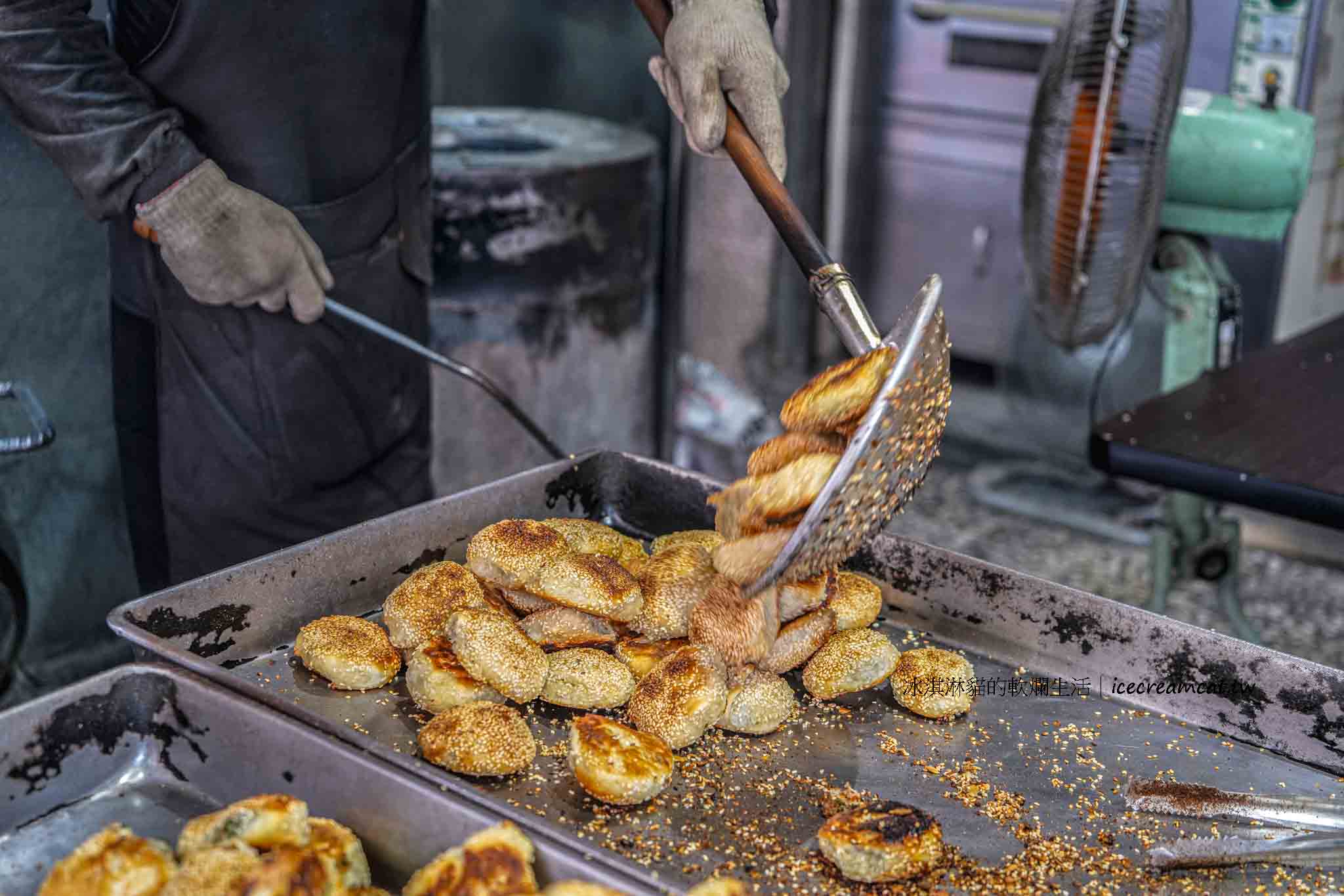 宜蘭【老吳碳烤燒烤餅】宜蘭火車站附近人氣小吃,舒國治老師推薦蔥花鹹酥餅 @冰淇淋貓的軟爛生活 宜蘭【老吳碳烤燒烤餅】宜蘭火車站附近人氣小吃,舒國治老師推薦蔥花鹹酥餅 @冰淇淋貓的軟爛生活
