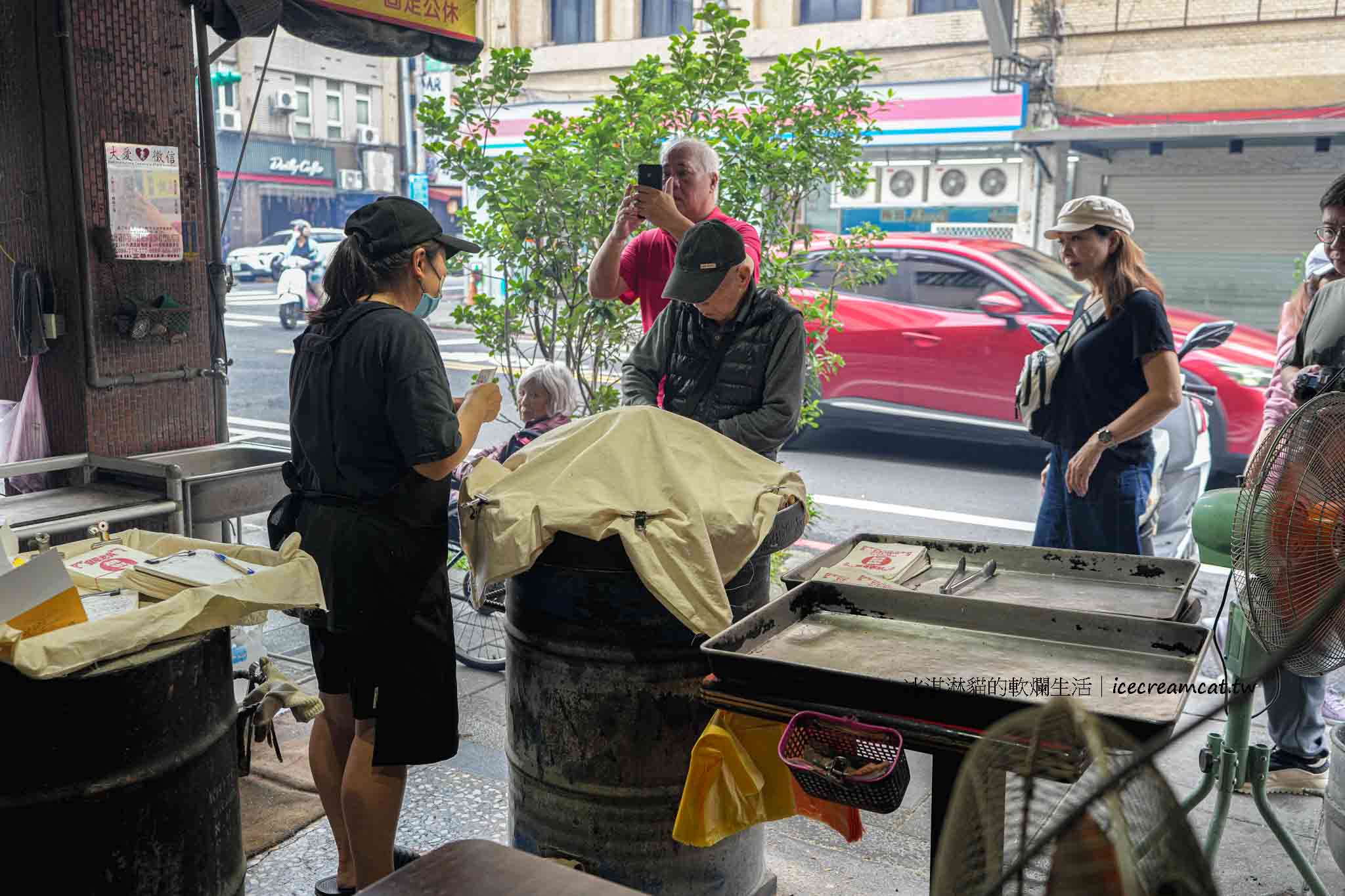 宜蘭【老吳碳烤燒烤餅】宜蘭火車站附近人氣小吃,舒國治老師推薦蔥花鹹酥餅 @冰淇淋貓的軟爛生活 宜蘭【老吳碳烤燒烤餅】宜蘭火車站附近人氣小吃,舒國治老師推薦蔥花鹹酥餅 @冰淇淋貓的軟爛生活