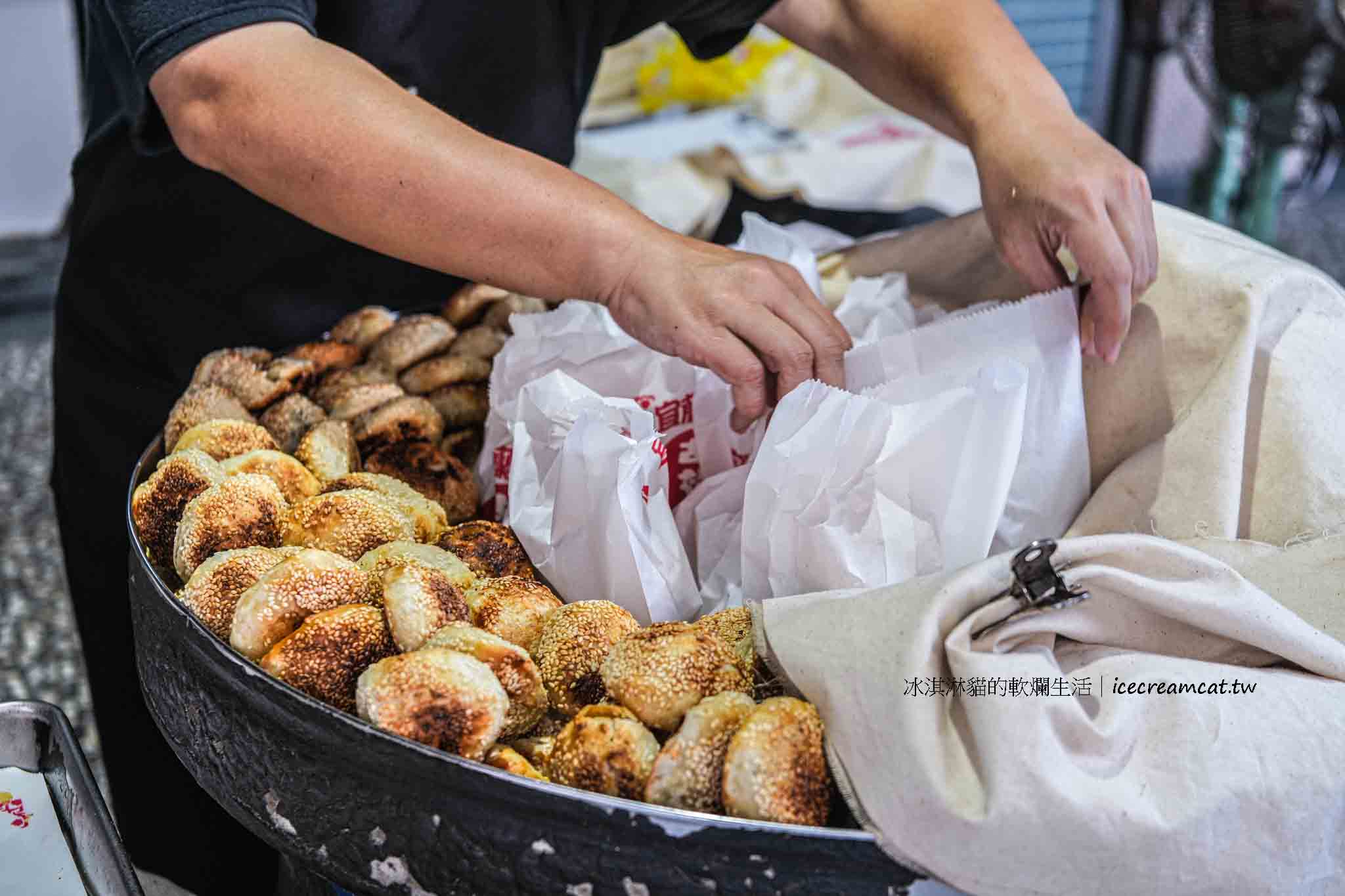 宜蘭【老吳碳烤燒烤餅】宜蘭火車站附近人氣小吃,舒國治老師推薦蔥花鹹酥餅 @冰淇淋貓的軟爛生活 宜蘭【老吳碳烤燒烤餅】宜蘭火車站附近人氣小吃,舒國治老師推薦蔥花鹹酥餅 @冰淇淋貓的軟爛生活