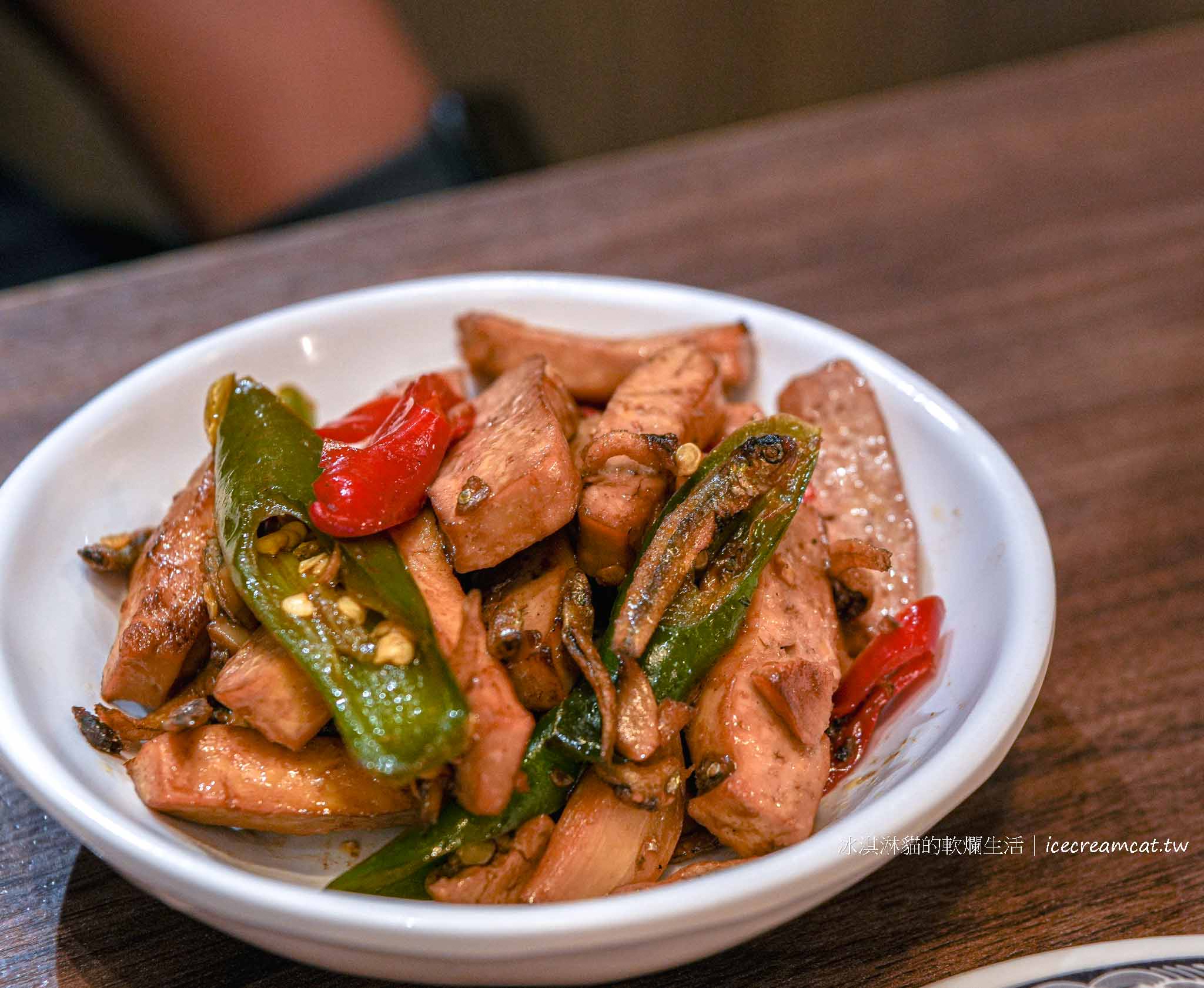 【新店美食】山東小館合菜餐廳，米其林必比登推薦酸菜白肉鍋 小碧潭站美食 @冰淇淋貓的軟爛生活