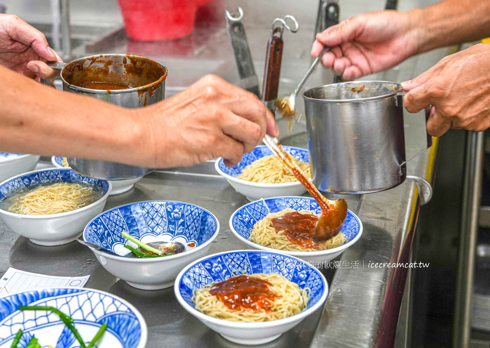 大稻埕美食｜迪化街純正麥芽餅永樂市場旁，人氣排隊麥芽糖與卡通棒棒糖 @冰淇淋貓的軟爛生活