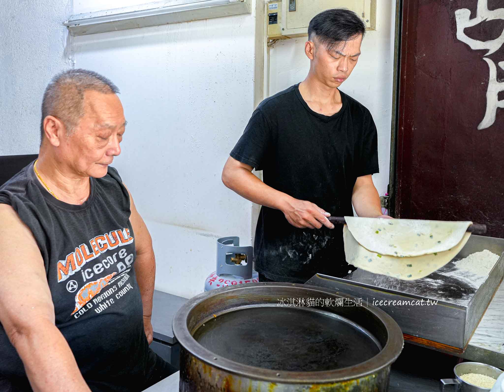 【古月芝麻蔥油餅】北投奇岩美食｜詹姆士也推薦的韭菜盒，現包現煎超酥香！ @冰淇淋貓的軟爛生活