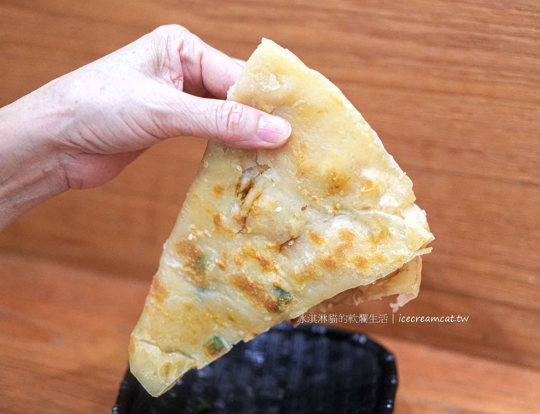 【古月芝麻蔥油餅】北投奇岩美食｜詹姆士也推薦的韭菜盒，現包現煎超酥香！ @冰淇淋貓的軟爛生活