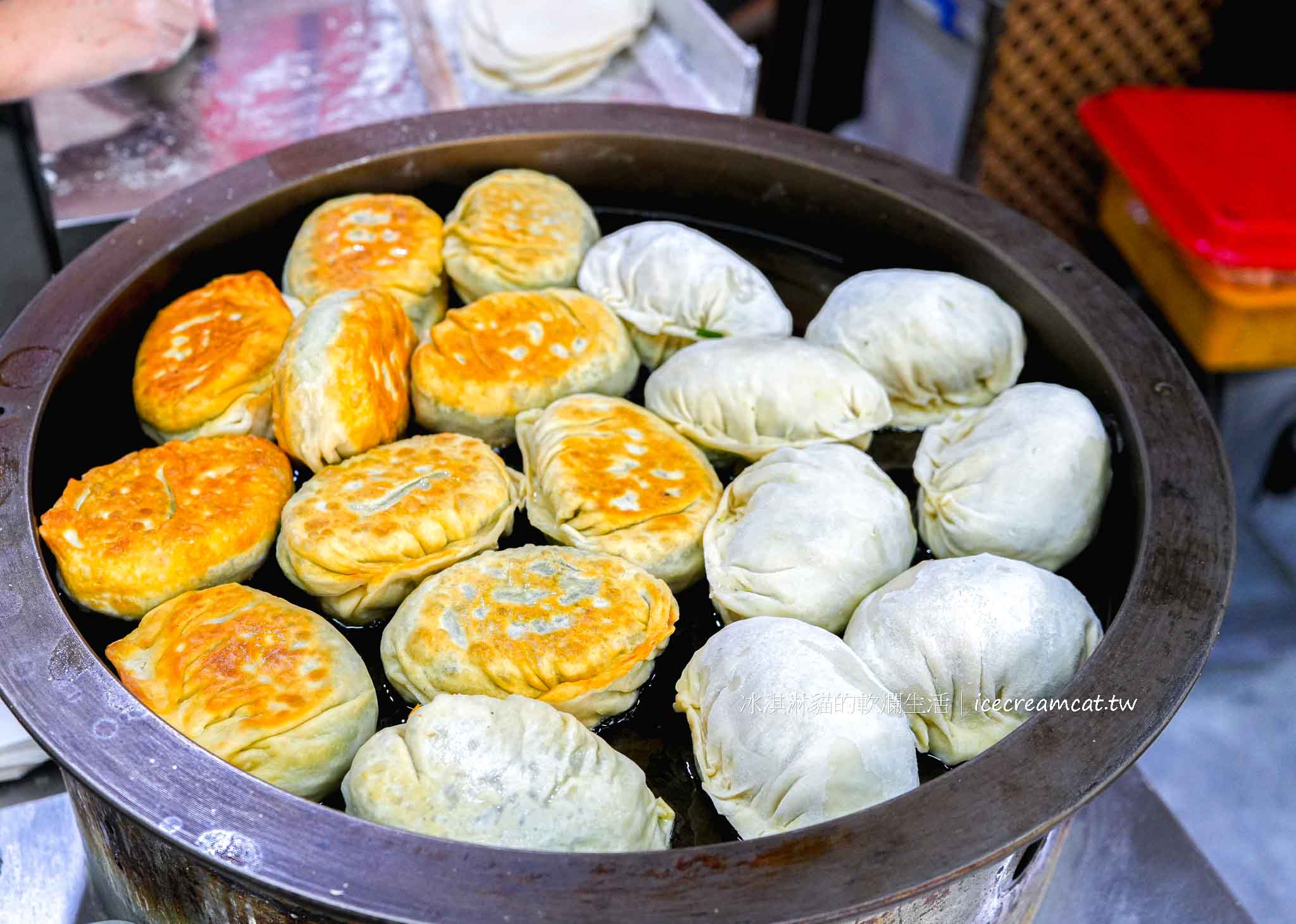 【古月芝麻蔥油餅】北投奇岩美食｜詹姆士也推薦的韭菜盒，現包現煎超酥香！ @冰淇淋貓的軟爛生活