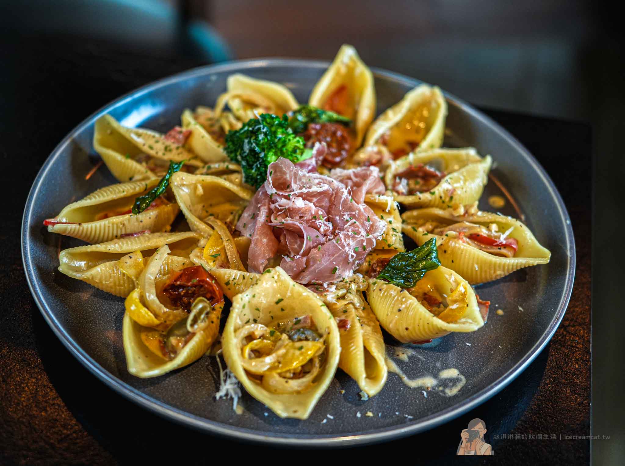 板橋府中【ABV閣樓餐酒館】高樓夜景餐廳推薦，精釀啤酒有特色，近新北耶誕城 @冰淇淋貓的軟爛生活