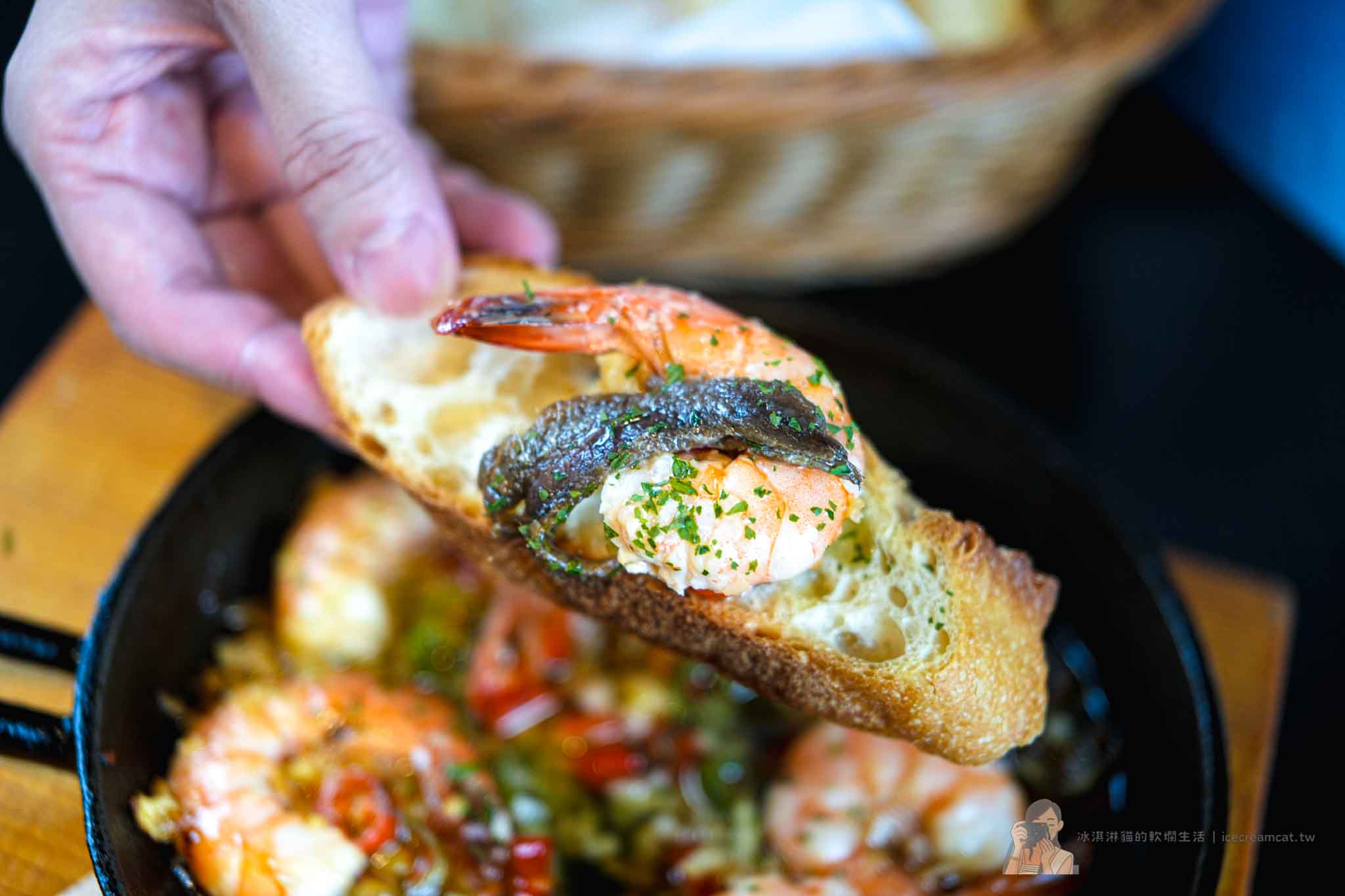 板橋府中【ABV閣樓餐酒館】高樓夜景餐廳推薦，精釀啤酒有特色，近新北耶誕城 @冰淇淋貓的軟爛生活