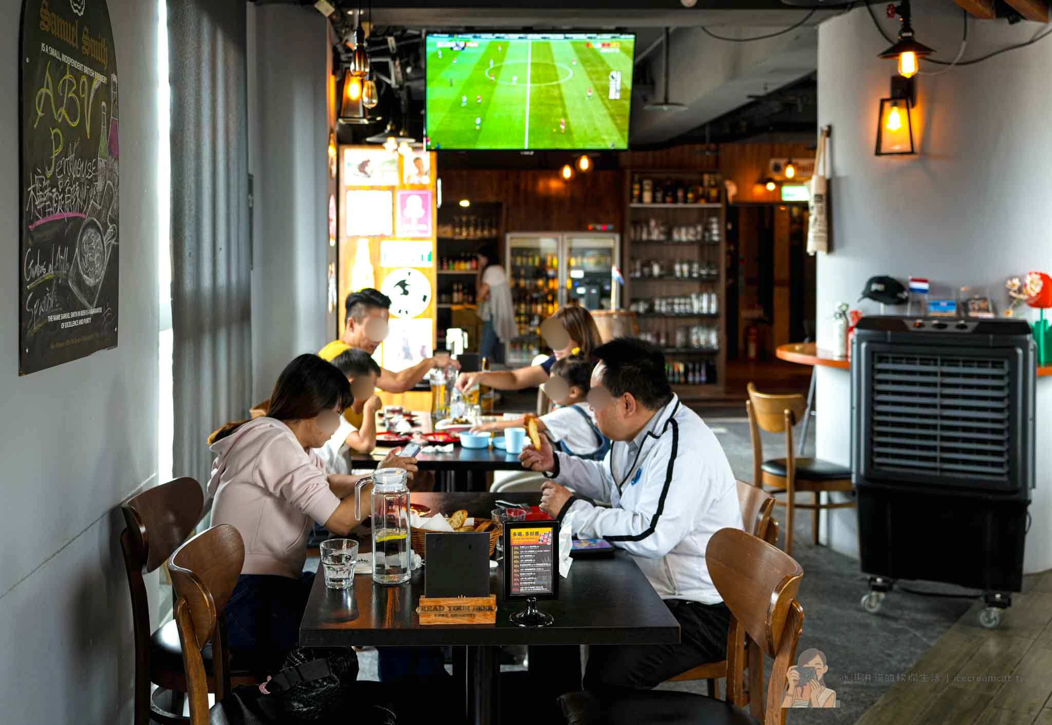 板橋府中【ABV閣樓餐酒館】高樓夜景餐廳推薦，精釀啤酒有特色，近新北耶誕城 @冰淇淋貓的軟爛生活