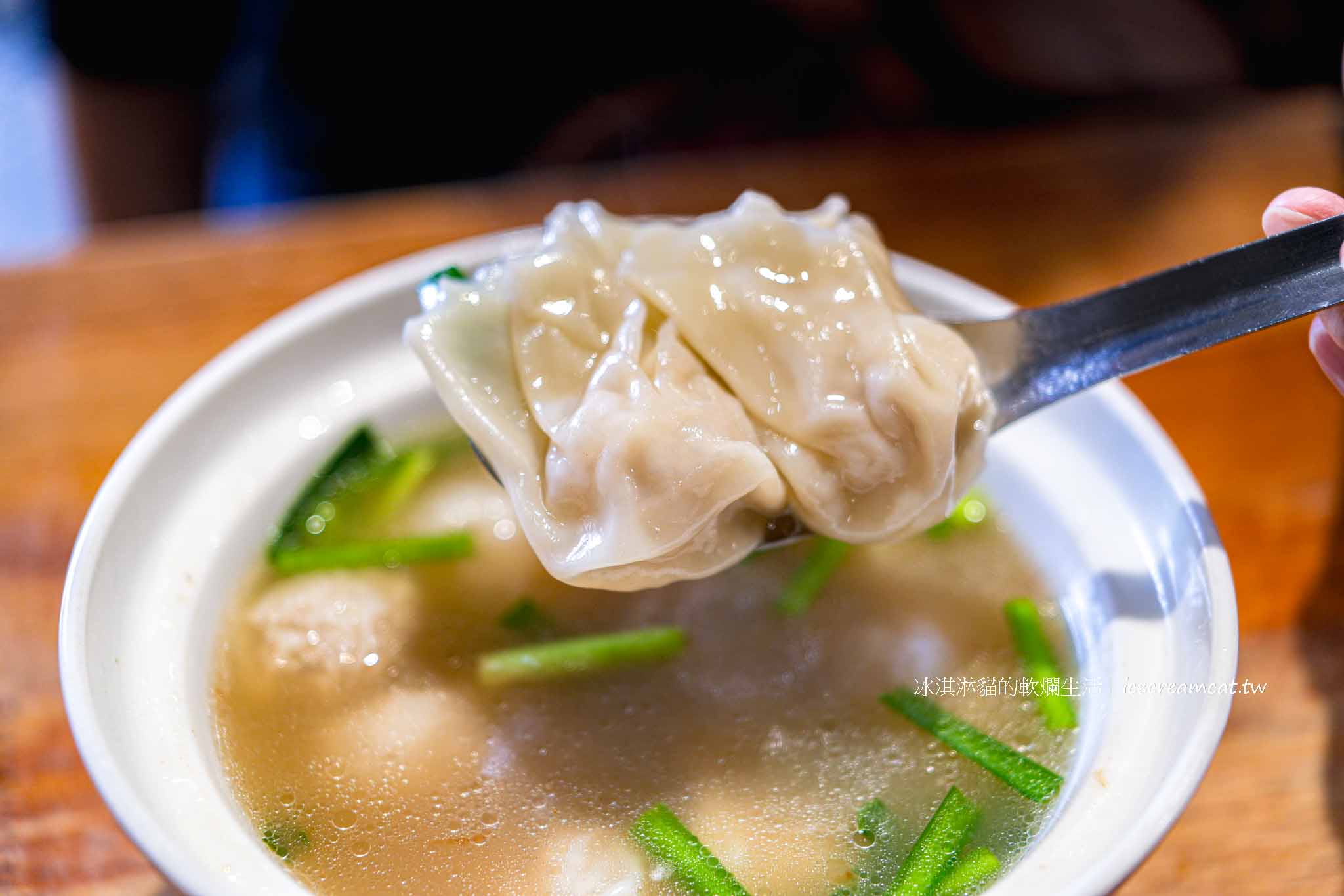 【新北板橋】老曹餛飩｜府中站黃石市場必吃小吃、餛飩湯和紅油抄手推薦 @冰淇淋貓的軟爛生活