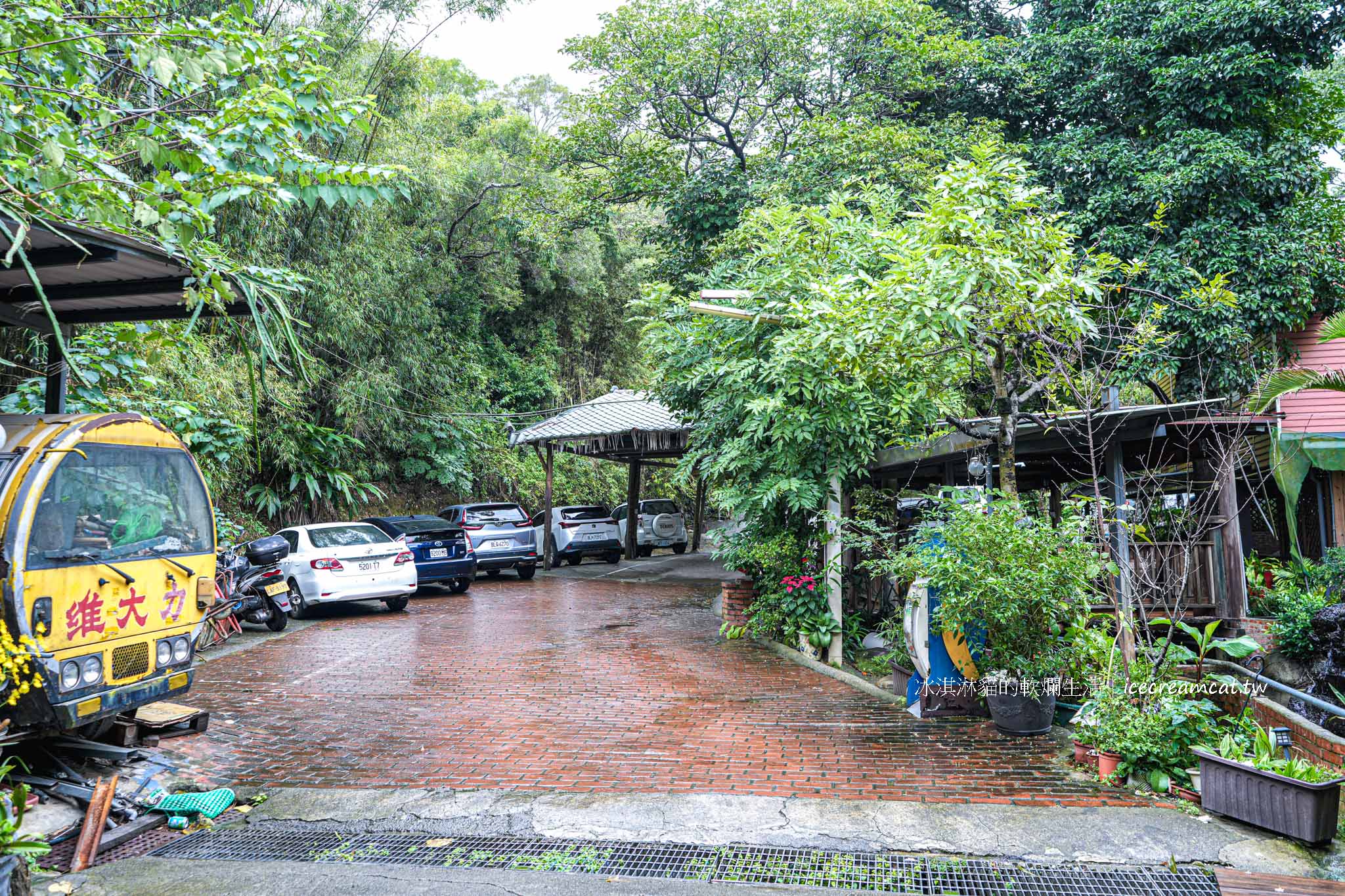 【新竹美食】劉家莊燜雞菜單必點燜雞，新埔九芎湖必吃鐵盒柴燒火烤雞推薦 @冰淇淋貓的軟爛生活