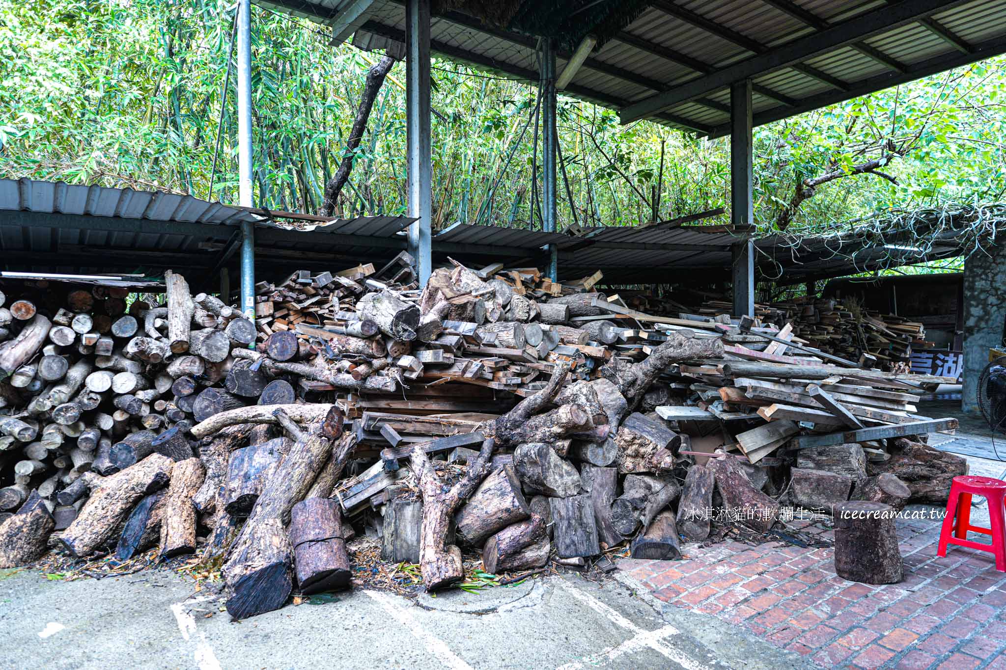 【新竹美食】劉家莊燜雞菜單必點燜雞，新埔九芎湖必吃鐵盒柴燒火烤雞推薦 @冰淇淋貓的軟爛生活