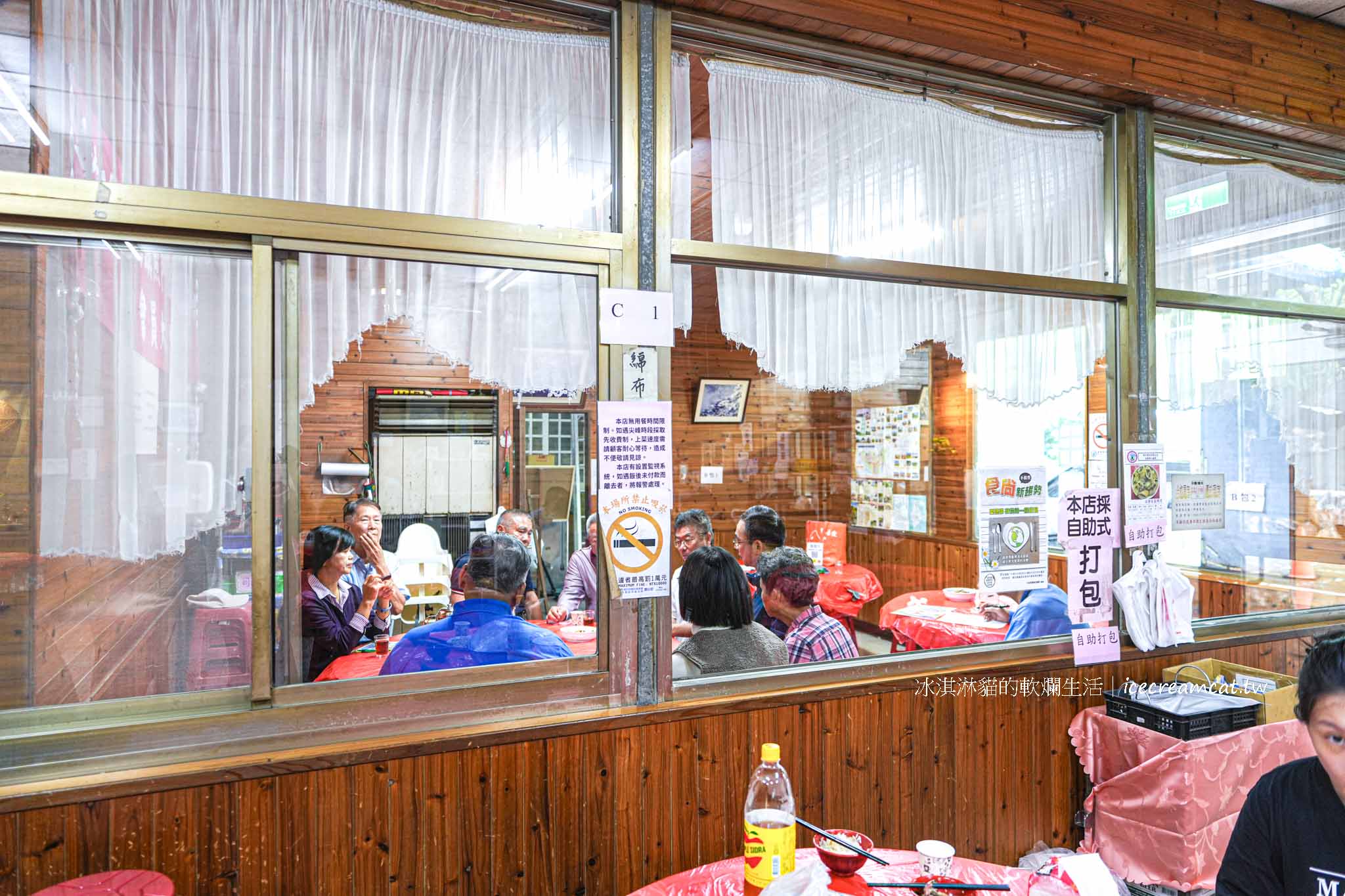 【新竹美食】劉家莊燜雞菜單必點燜雞，新埔九芎湖必吃鐵盒柴燒火烤雞推薦 @冰淇淋貓的軟爛生活