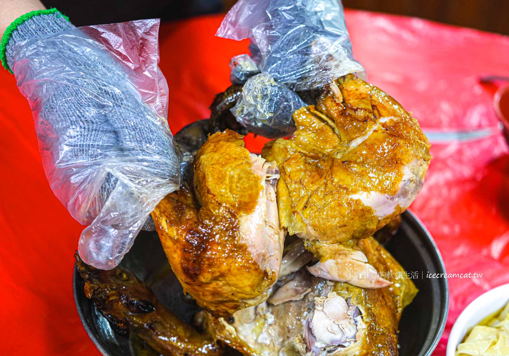 【新竹美食】劉家莊燜雞菜單必點燜雞，新埔九芎湖必吃鐵盒柴燒火烤雞推薦 @冰淇淋貓的軟爛生活