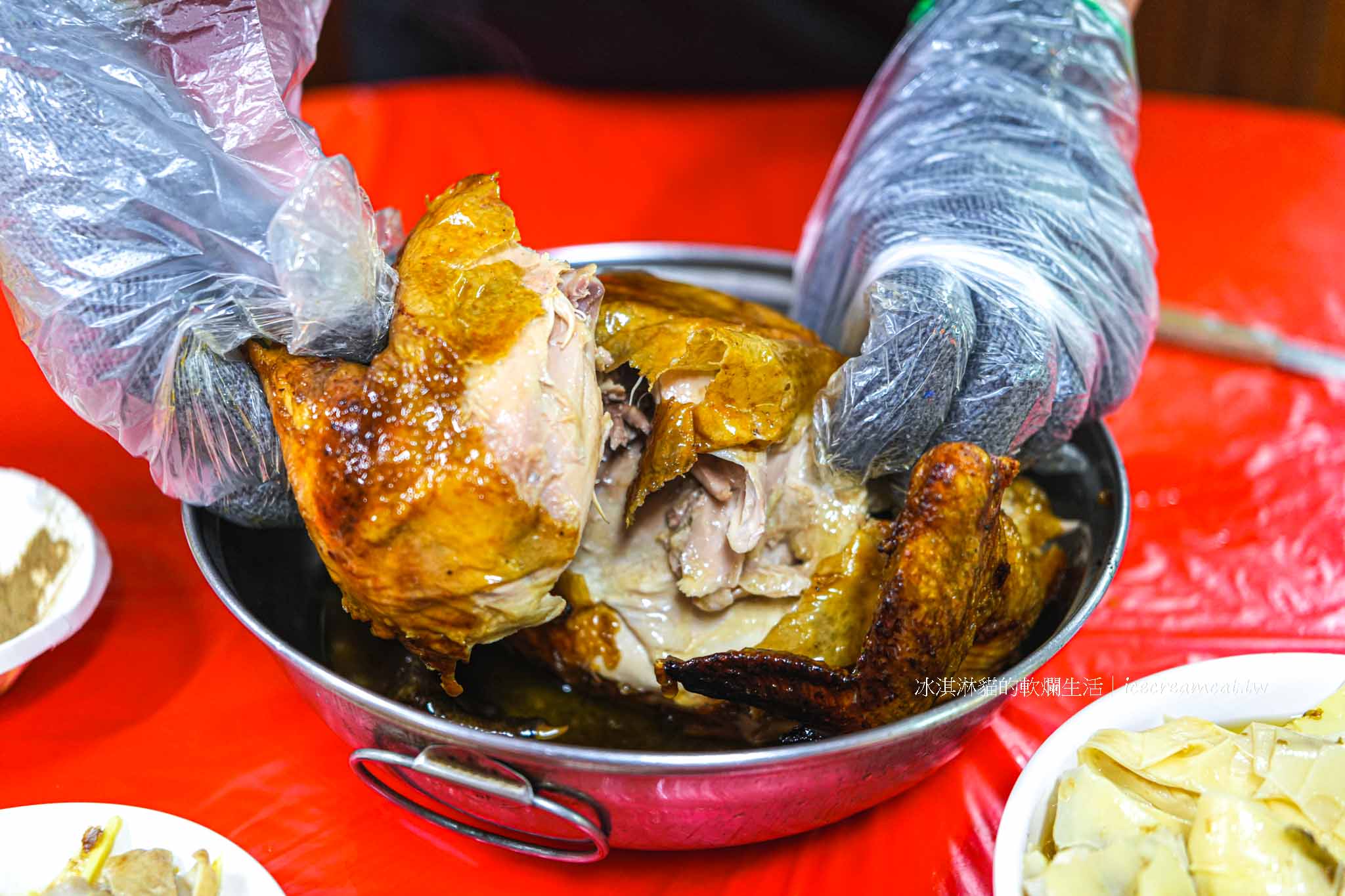 【新竹美食】劉家莊燜雞菜單必點燜雞，新埔九芎湖必吃鐵盒柴燒火烤雞推薦 @冰淇淋貓的軟爛生活