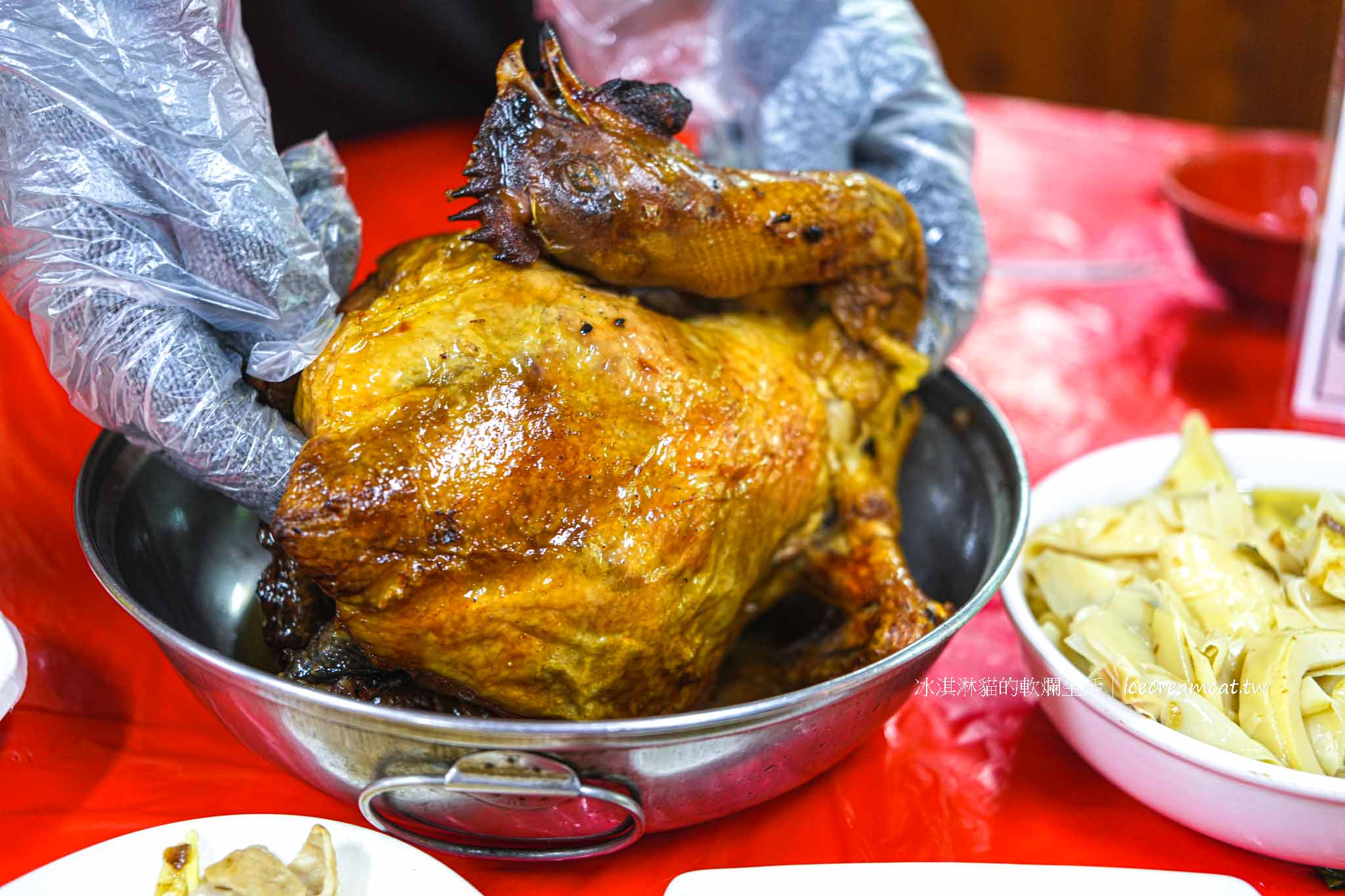 【新竹美食】劉家莊燜雞菜單必點燜雞，新埔九芎湖必吃鐵盒柴燒火烤雞推薦 @冰淇淋貓的軟爛生活