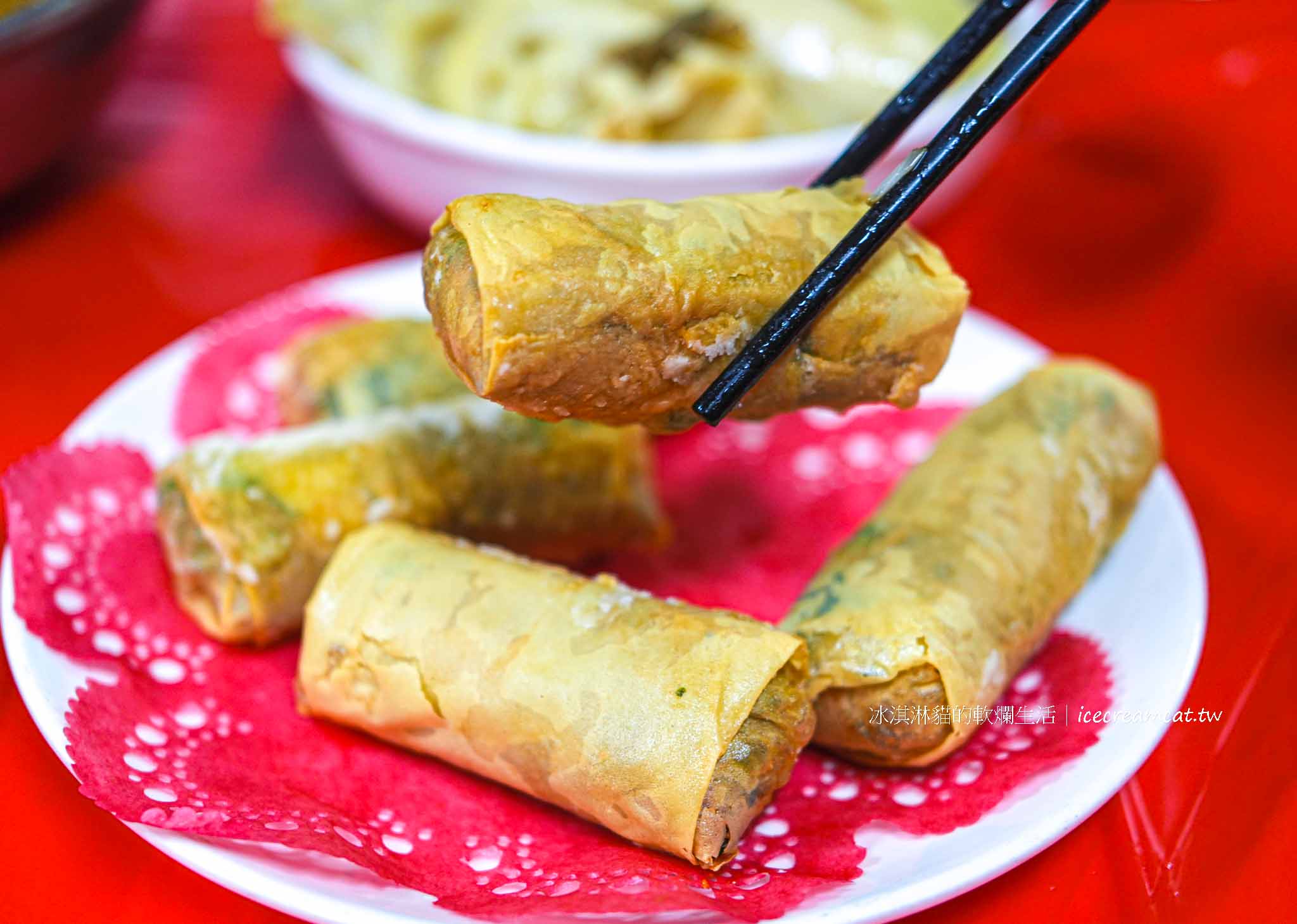 【新竹美食】劉家莊燜雞菜單必點燜雞，新埔九芎湖必吃鐵盒柴燒火烤雞推薦 @冰淇淋貓的軟爛生活