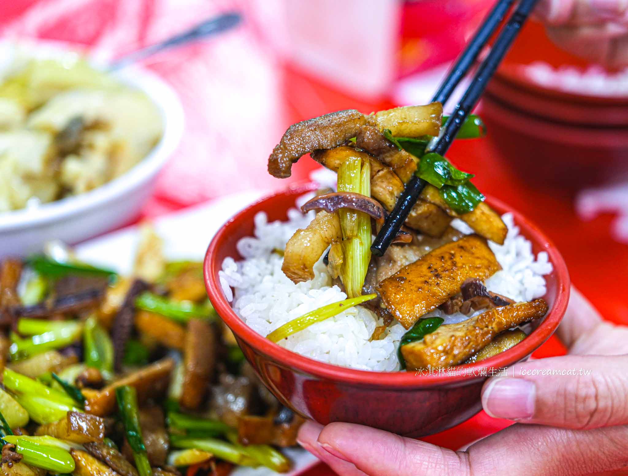 【新竹美食】劉家莊燜雞菜單必點燜雞，新埔九芎湖必吃鐵盒柴燒火烤雞推薦 @冰淇淋貓的軟爛生活