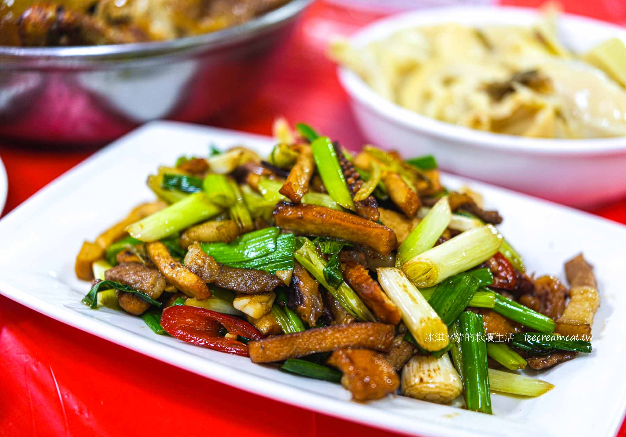 【新竹美食】劉家莊燜雞菜單必點燜雞，新埔九芎湖必吃鐵盒柴燒火烤雞推薦 @冰淇淋貓的軟爛生活