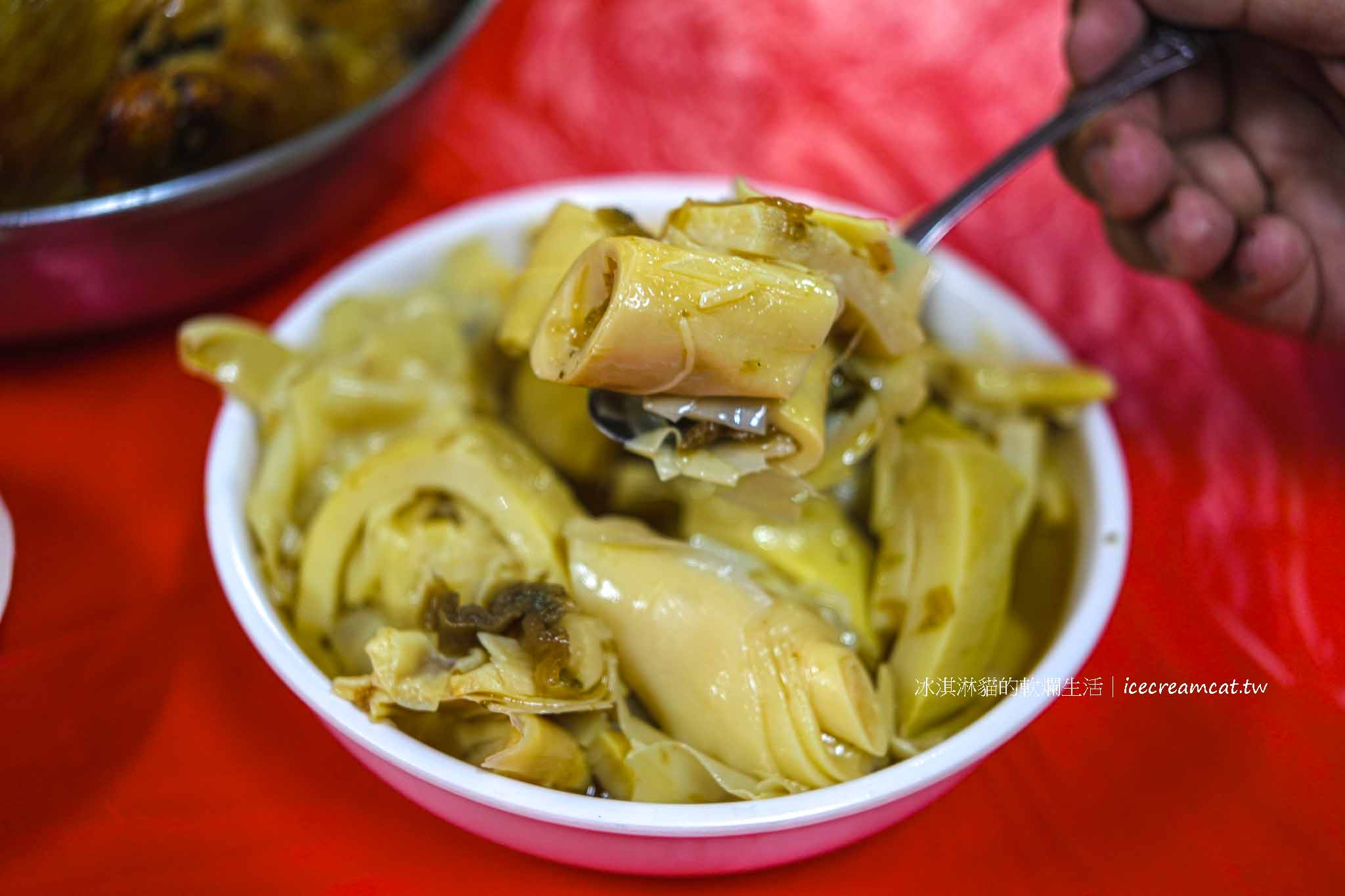 【新竹美食】劉家莊燜雞菜單必點燜雞，新埔九芎湖必吃鐵盒柴燒火烤雞推薦 @冰淇淋貓的軟爛生活