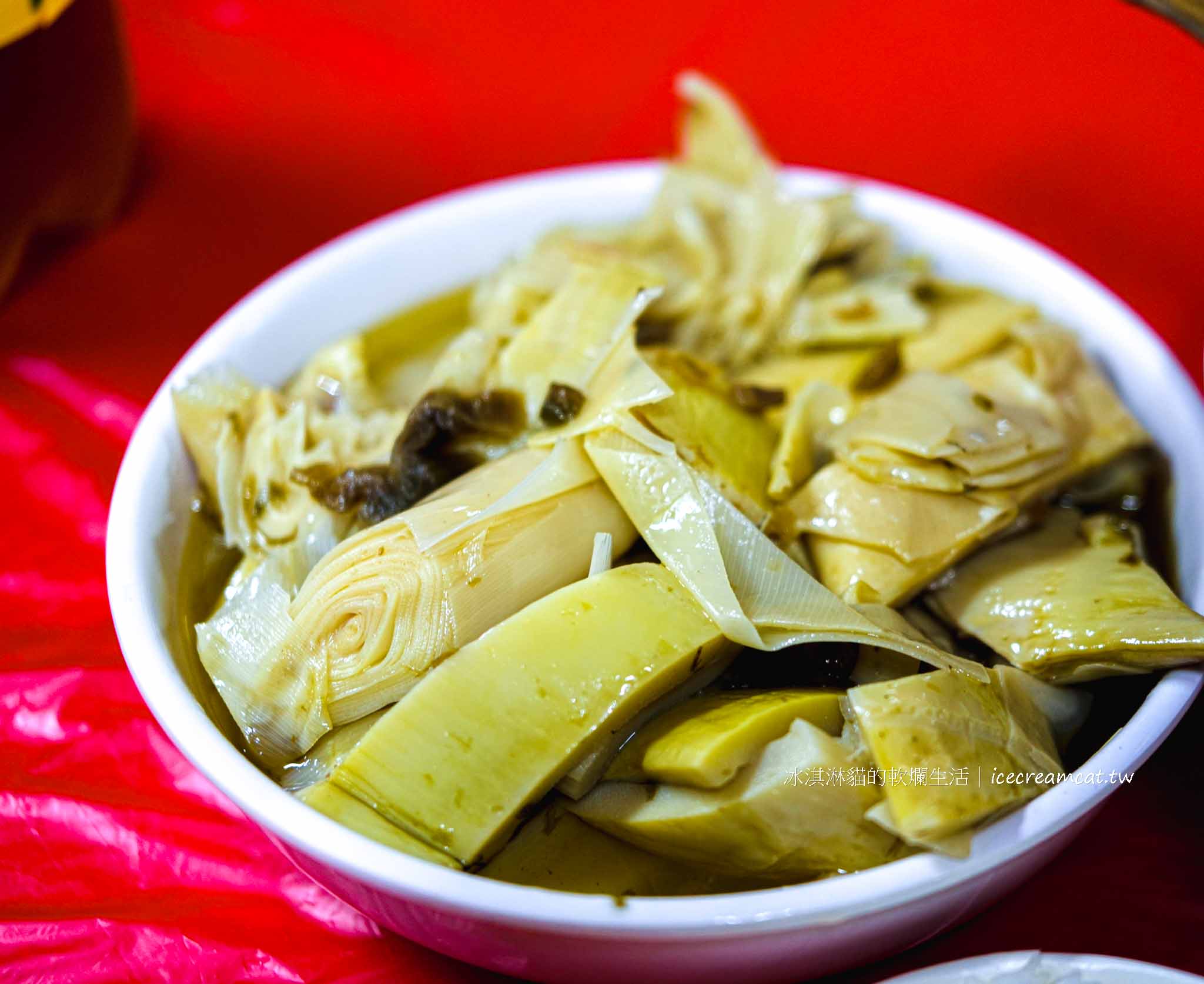 【新竹美食】劉家莊燜雞菜單必點燜雞，新埔九芎湖必吃鐵盒柴燒火烤雞推薦 @冰淇淋貓的軟爛生活