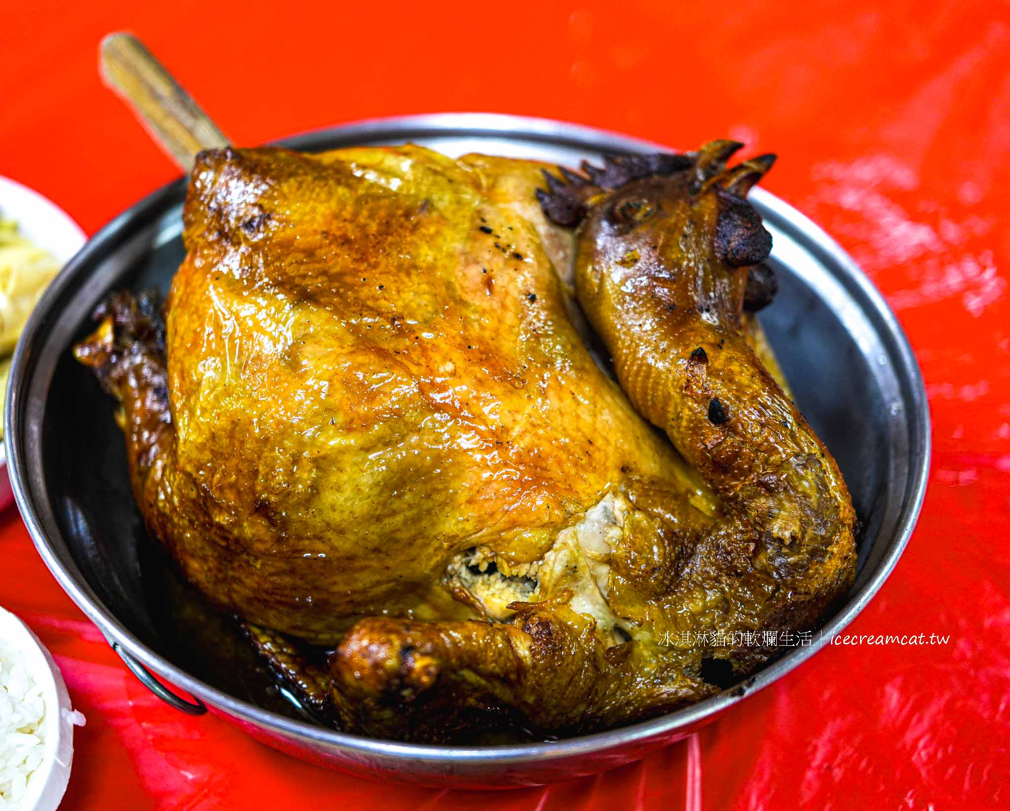 【新竹美食】劉家莊燜雞菜單必點燜雞，新埔九芎湖必吃鐵盒柴燒火烤雞推薦 @冰淇淋貓的軟爛生活