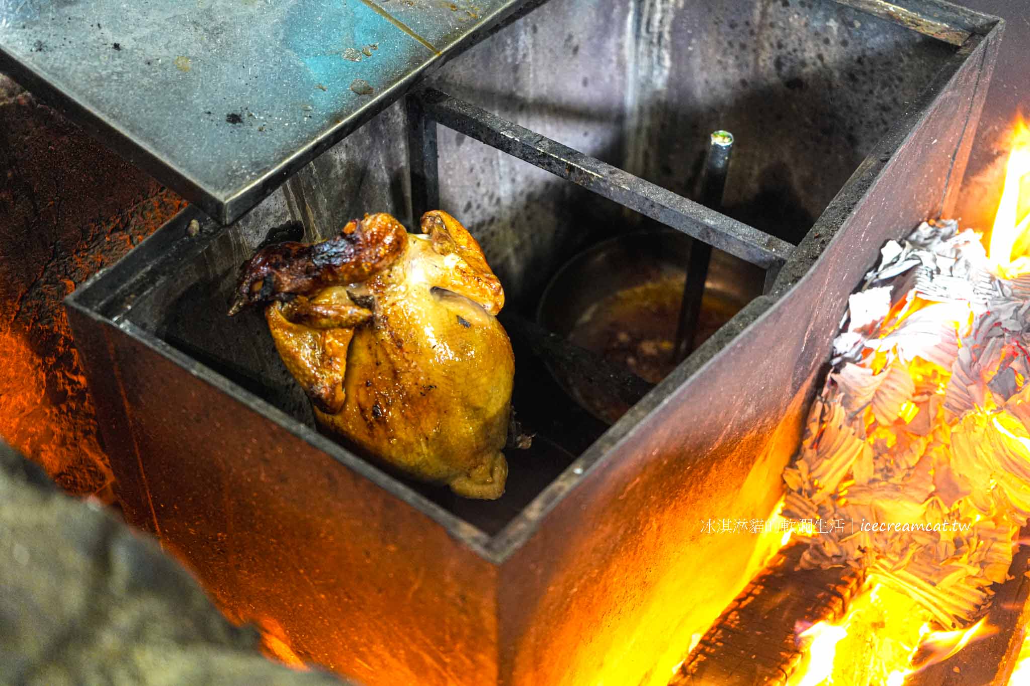 【新竹美食】劉家莊燜雞菜單必點燜雞，新埔九芎湖必吃鐵盒柴燒火烤雞推薦 @冰淇淋貓的軟爛生活