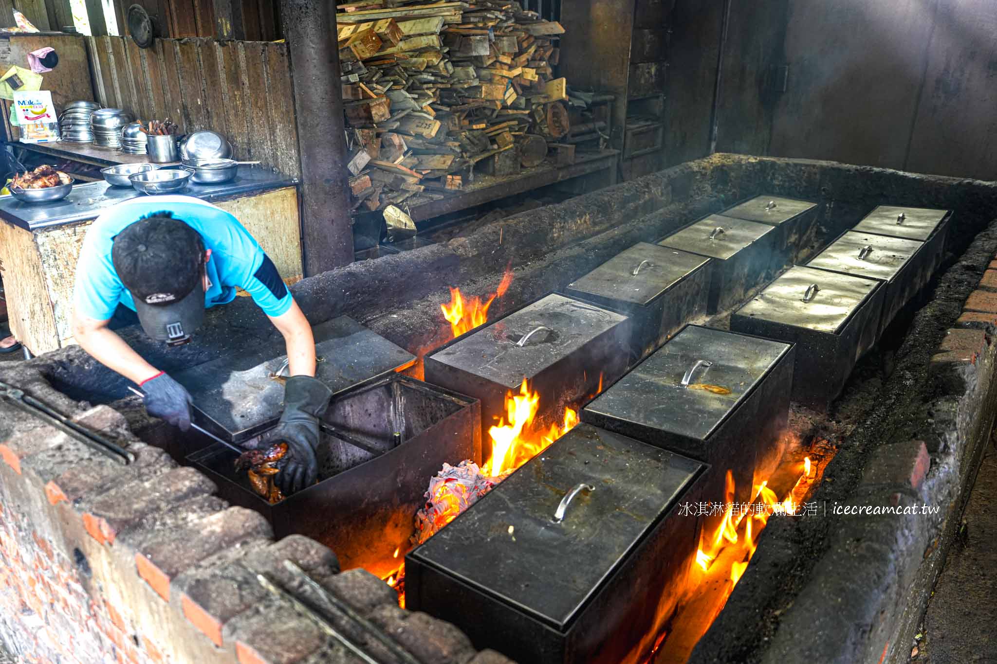 【新竹美食】劉家莊燜雞菜單必點燜雞，新埔九芎湖必吃鐵盒柴燒火烤雞推薦 @冰淇淋貓的軟爛生活