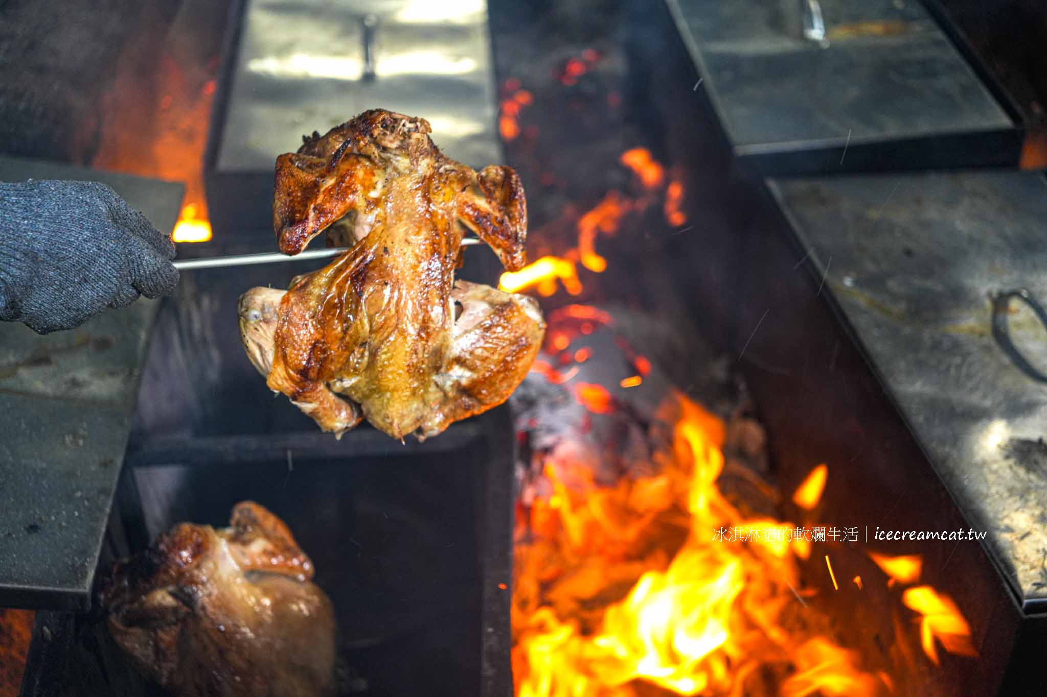 【新竹美食】劉家莊燜雞菜單必點燜雞，新埔九芎湖必吃鐵盒柴燒火烤雞推薦 @冰淇淋貓的軟爛生活