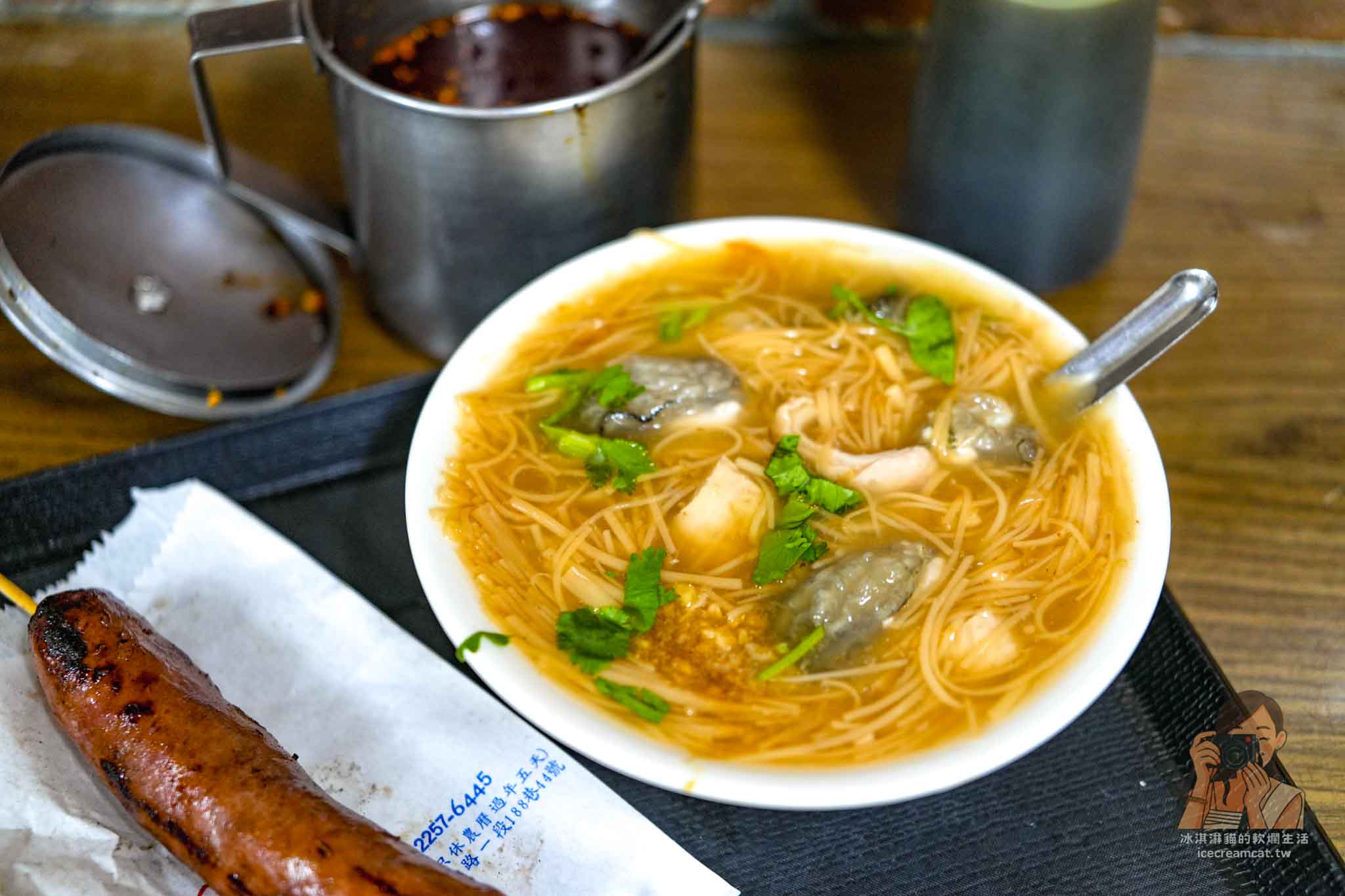 板橋【油庫口蚵仔麵線】谷歌有萬則高評價的麵線與炭烤香腸，捷運新埔站小吃 @冰淇淋貓的軟爛生活