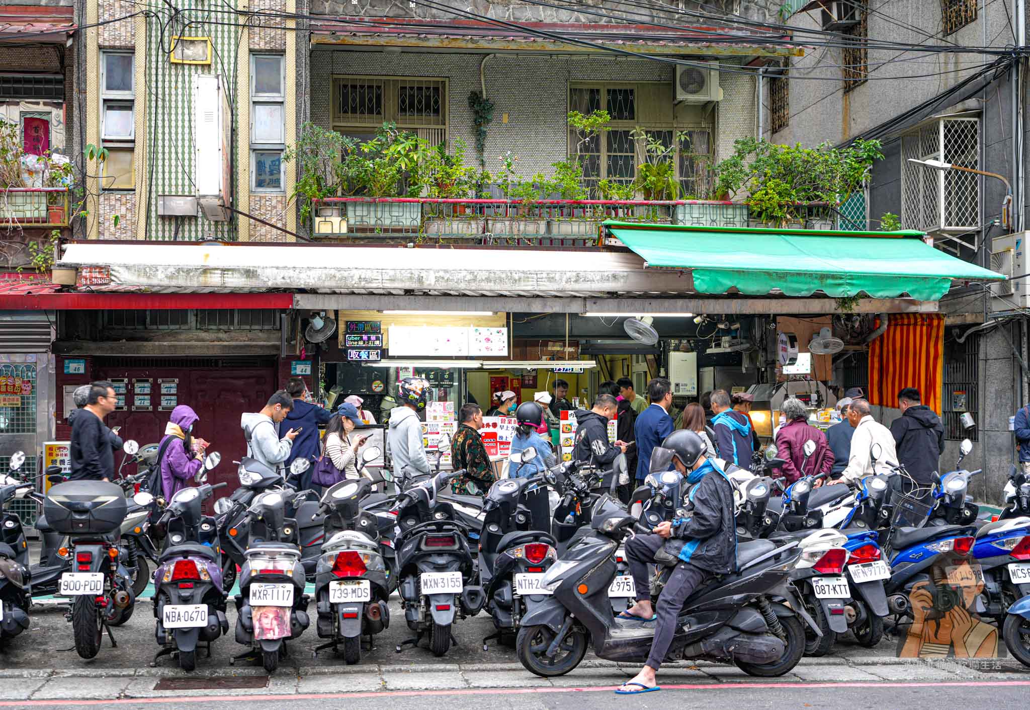 板橋【油庫口蚵仔麵線】谷歌有萬則高評價的麵線與炭烤香腸,捷運新埔站小吃 @冰淇淋貓的軟爛生活 板橋【油庫口蚵仔麵線】谷歌有萬則高評價的麵線與炭烤香腸,捷運新埔站小吃 @冰淇淋貓的軟爛生活