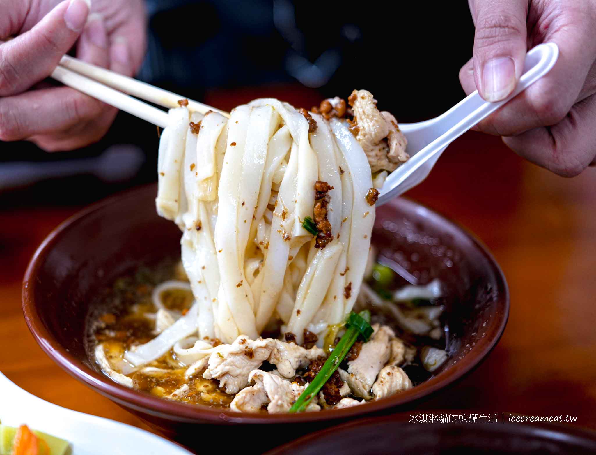 【桃園美食】國旗屋米干店|忠貞市場必吃、菜單、附近景點、張老旺眷村米干 @冰淇淋貓的軟爛生活 【桃園美食】國旗屋米干店|忠貞市場必吃、菜單、附近景點、張老旺眷村米干 @冰淇淋貓的軟爛生活