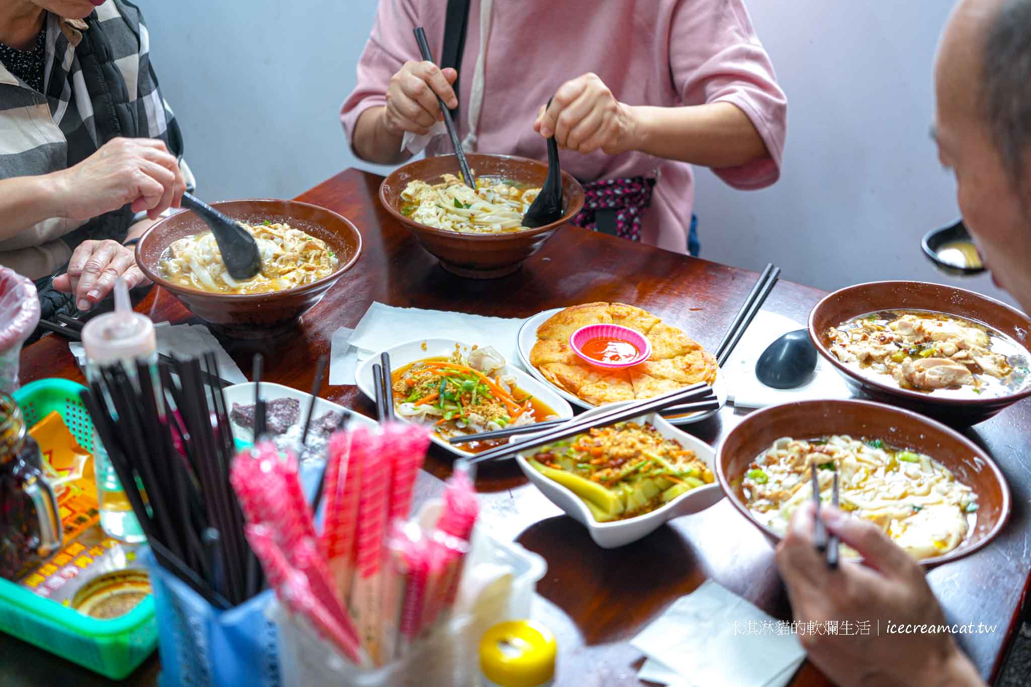 【桃園美食】國旗屋米干店|忠貞市場必吃、菜單、附近景點、張老旺眷村米干 @冰淇淋貓的軟爛生活 【桃園美食】國旗屋米干店|忠貞市場必吃、菜單、附近景點、張老旺眷村米干 @冰淇淋貓的軟爛生活