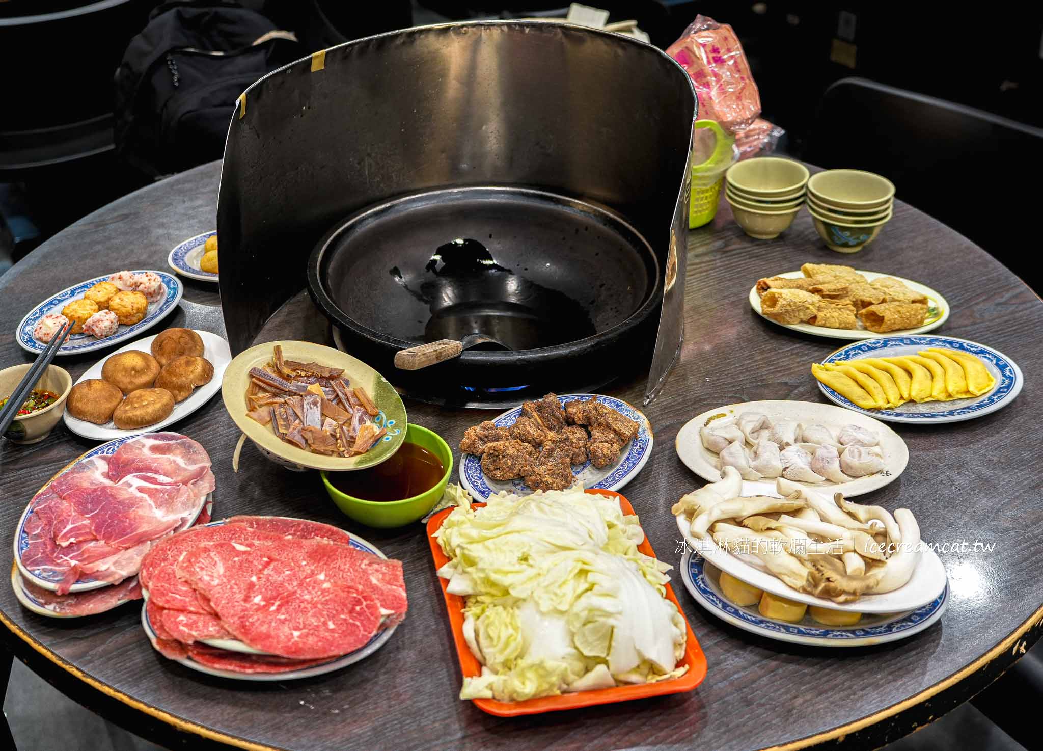 基隆【義美石頭火鍋】無法預約,譽為北台灣最強火鍋餐廳,基隆塔附近美食 @冰淇淋貓的軟爛生活 基隆【義美石頭火鍋】無法預約,譽為北台灣最強火鍋餐廳,基隆塔附近美食 @冰淇淋貓的軟爛生活