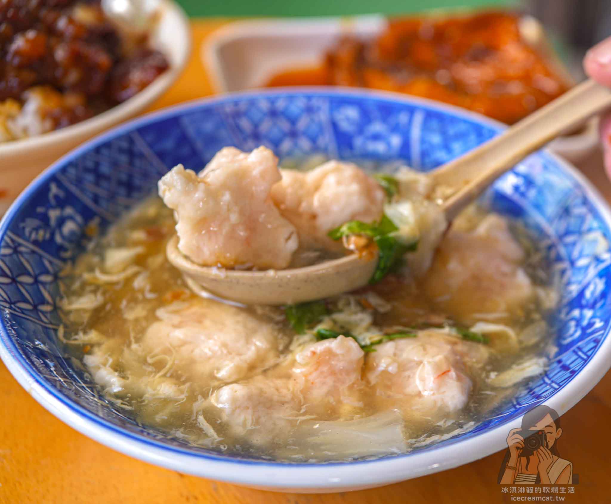 【三重美食】店老大魯肉飯，米其林推薦店小二分店，菜單必點滷肉飯與蝦仁羹 @冰淇淋貓的軟爛生活